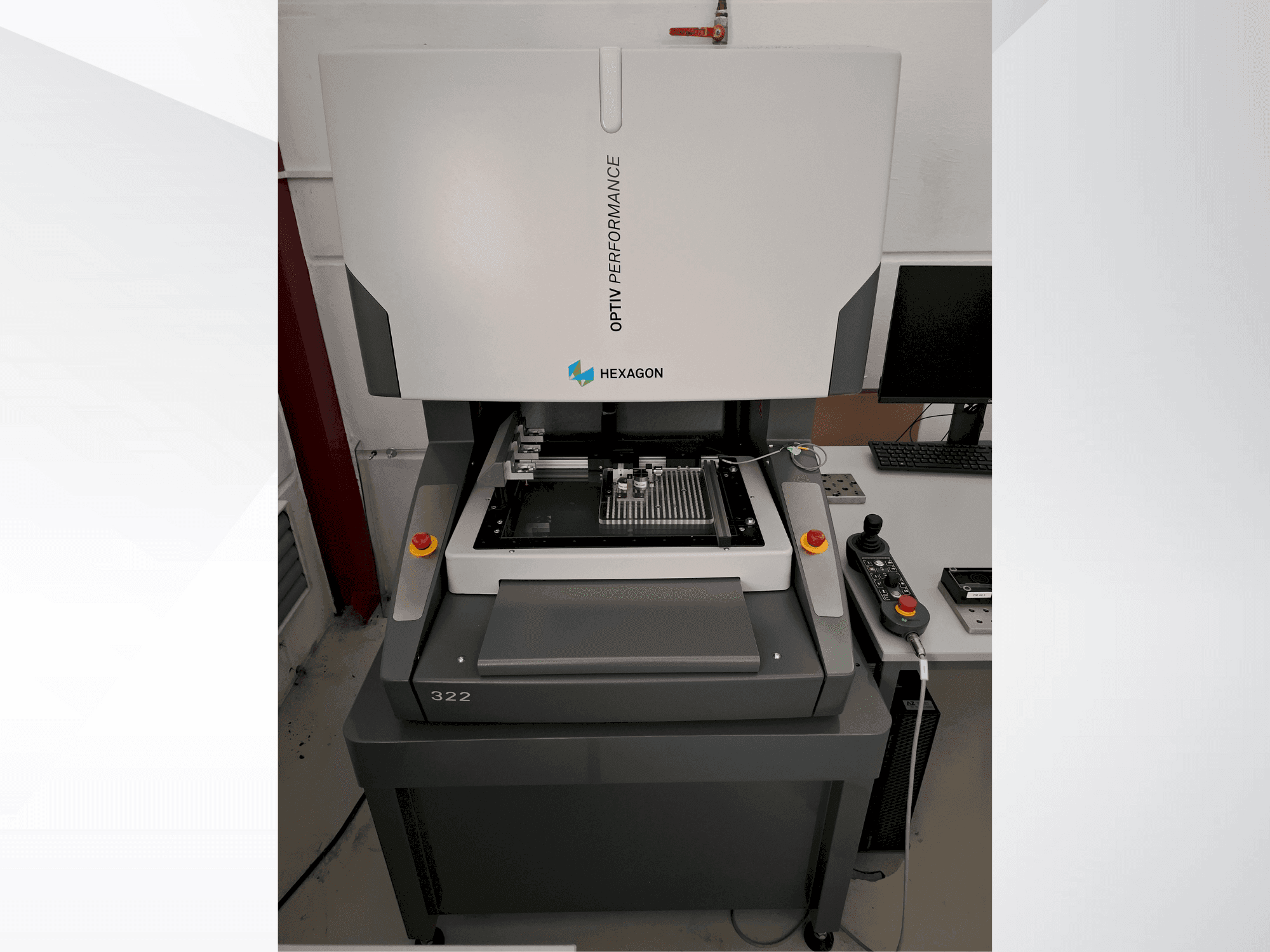 Čelní pohled na Hexagon Optiv Performance 322 stroj
