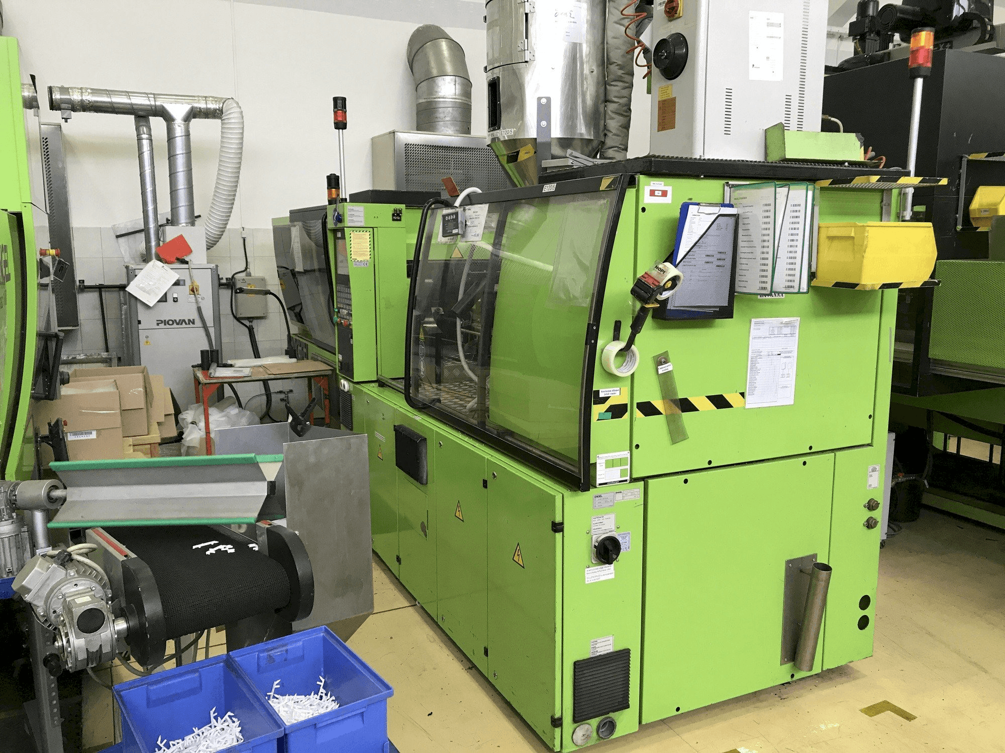 Čelní pohled na ENGEL VC 500/120 Focus stroj