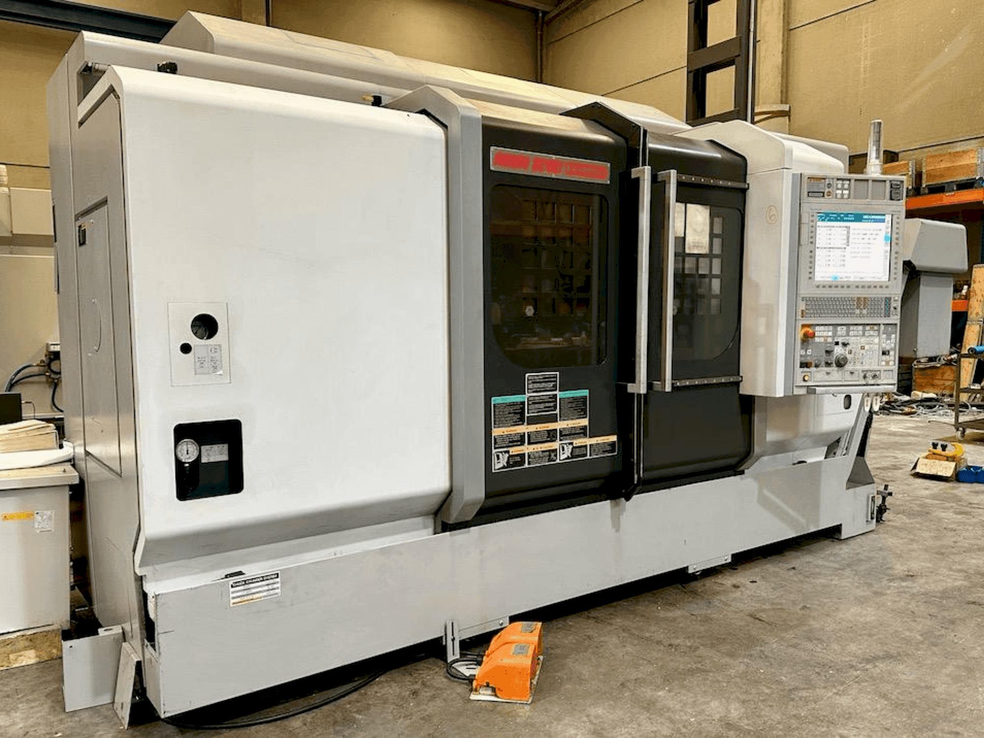 Čelní pohled na MORI SEIKI NZX 2500/1000Y stroj