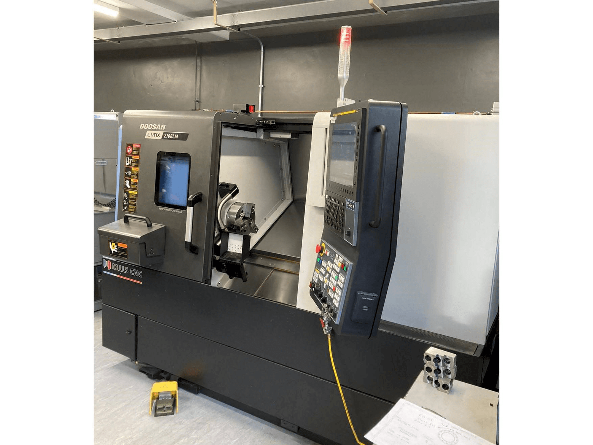 Čelní pohled na Doosan Lynx 2100 LMB stroj