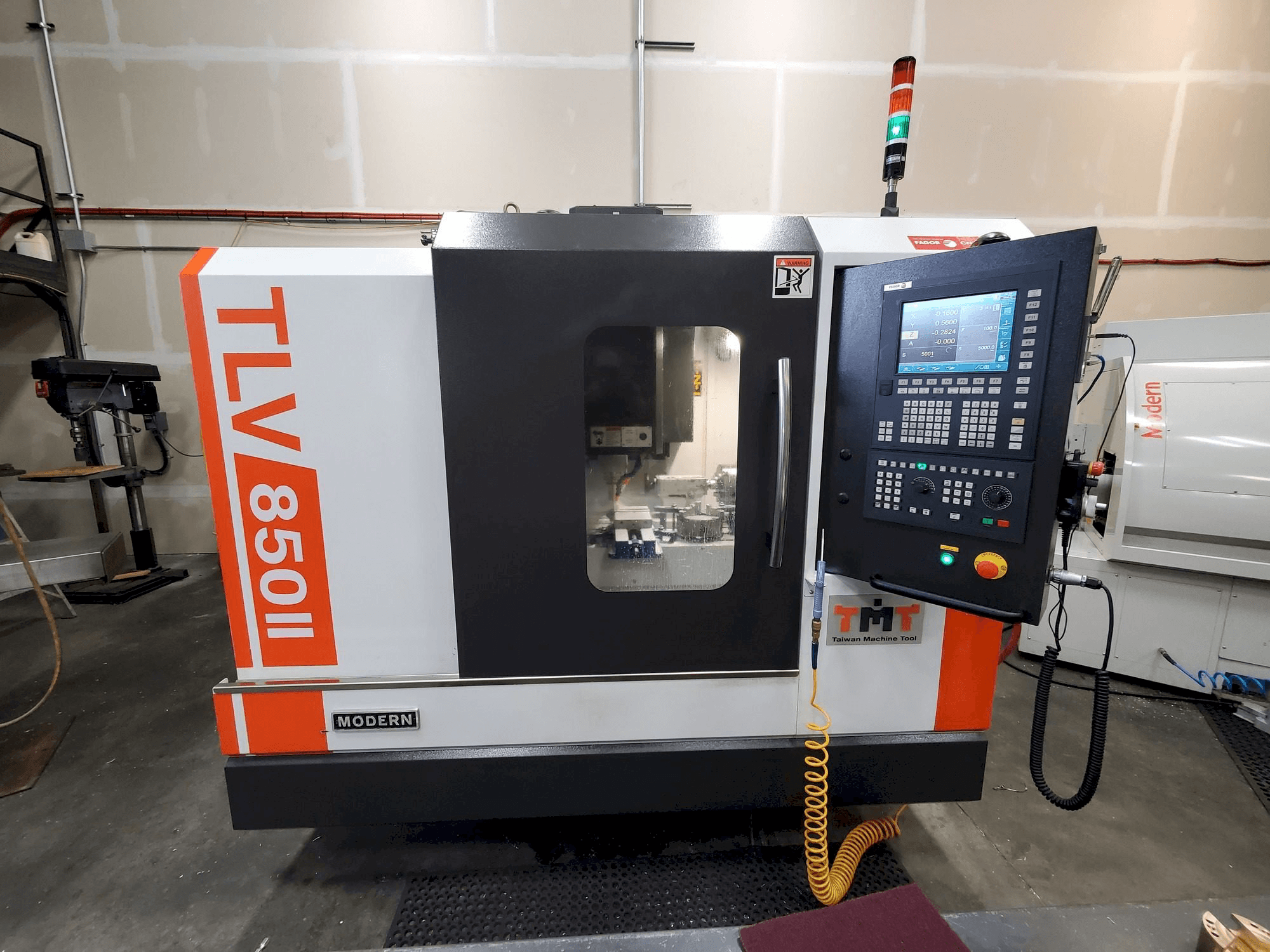 Čelní pohled na Modern TLV-85011 stroj