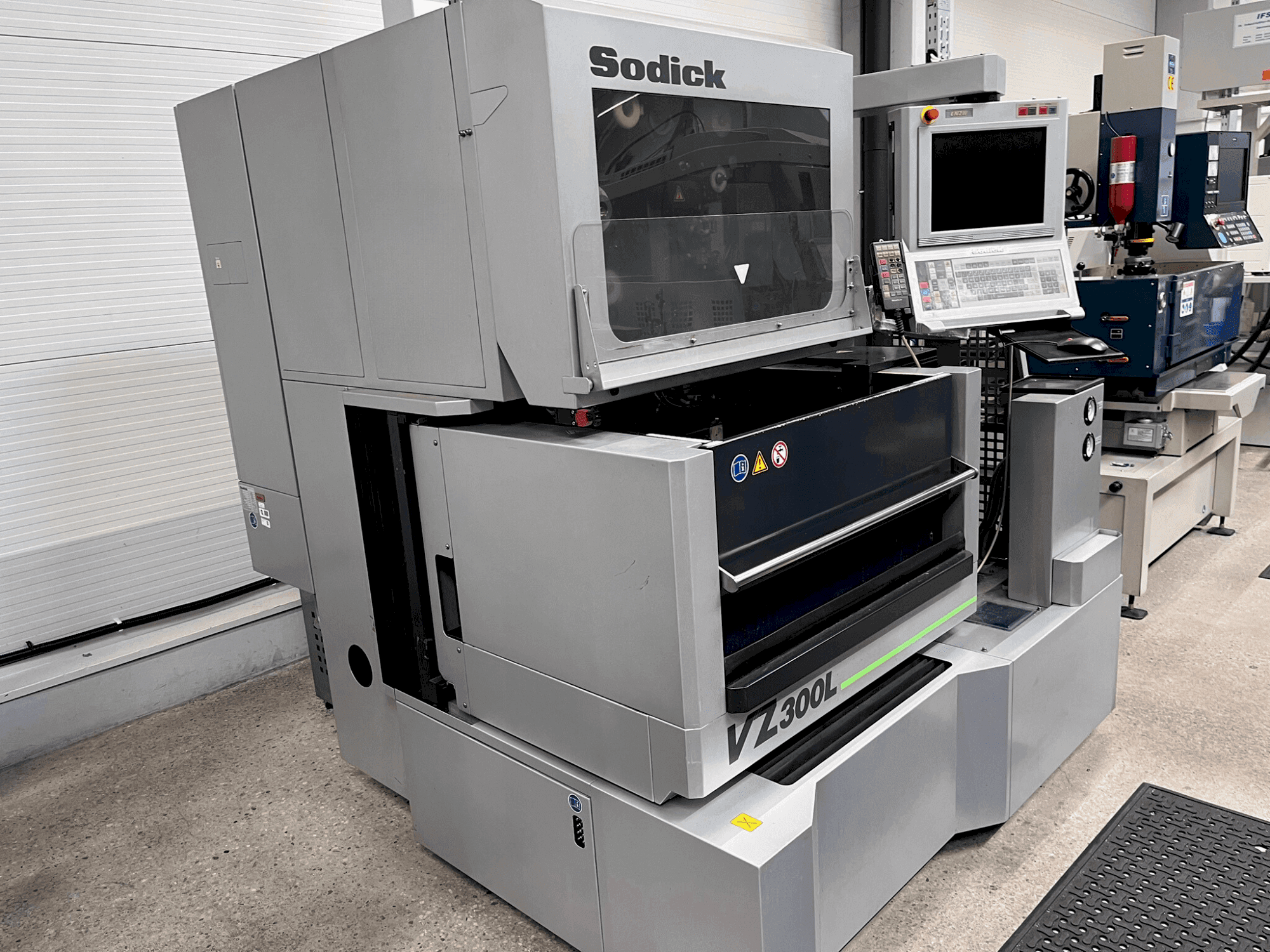 Levý boční pohled na Sodick VZ 300L stroj