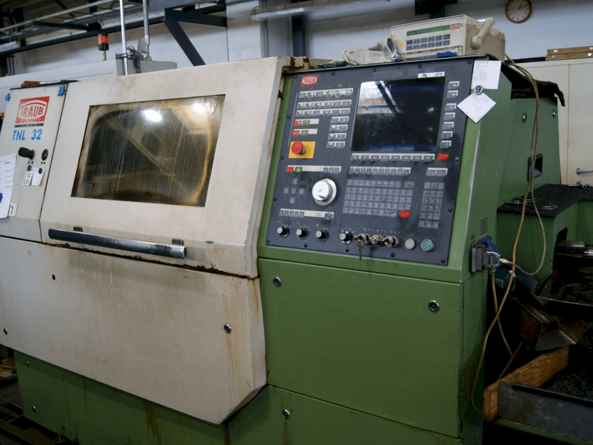 Čelní pohled na TRAUB TNL 32G stroj