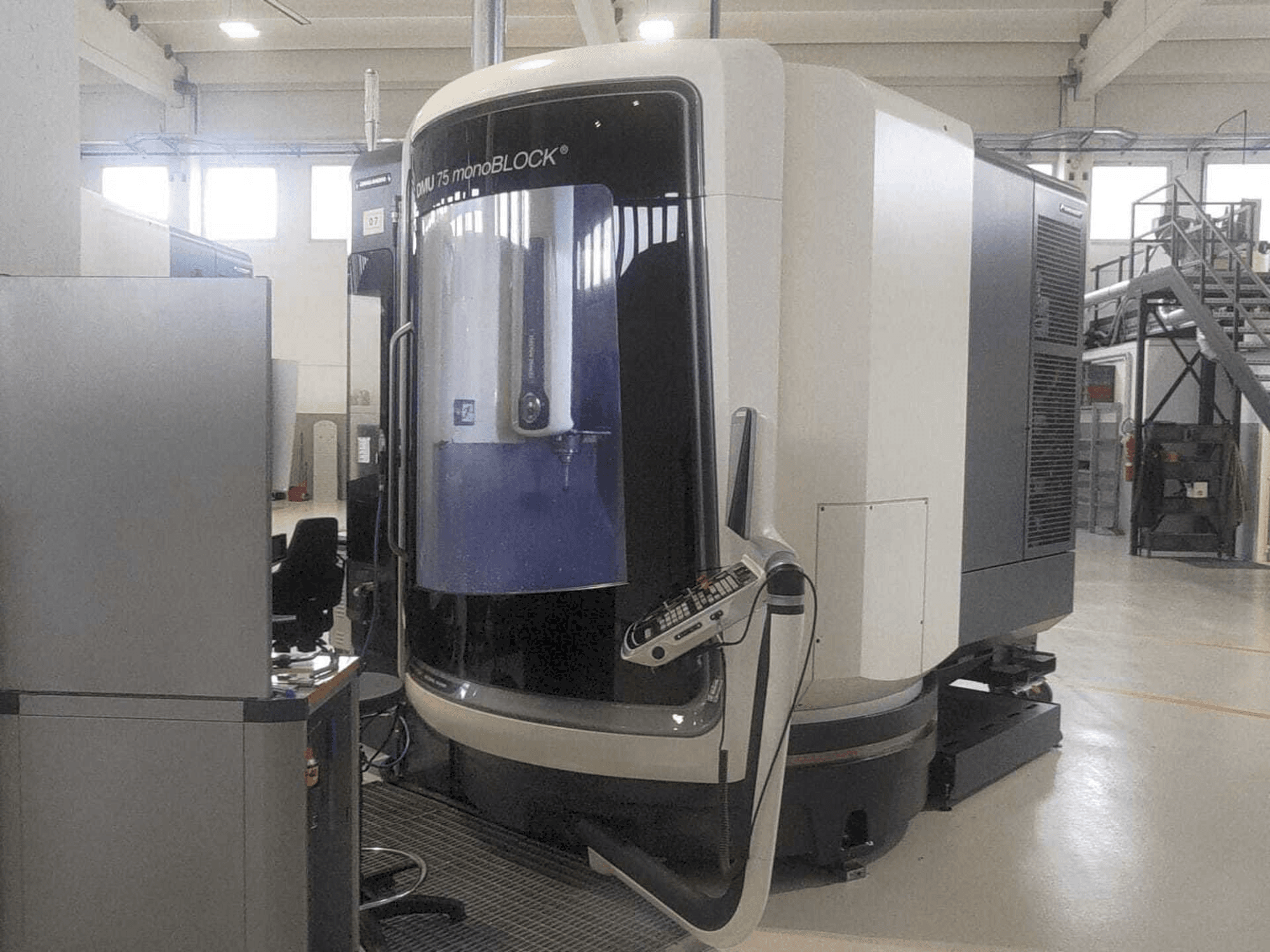 Čelní pohled na DMG MORI DMU 75 monoBLOCK stroj