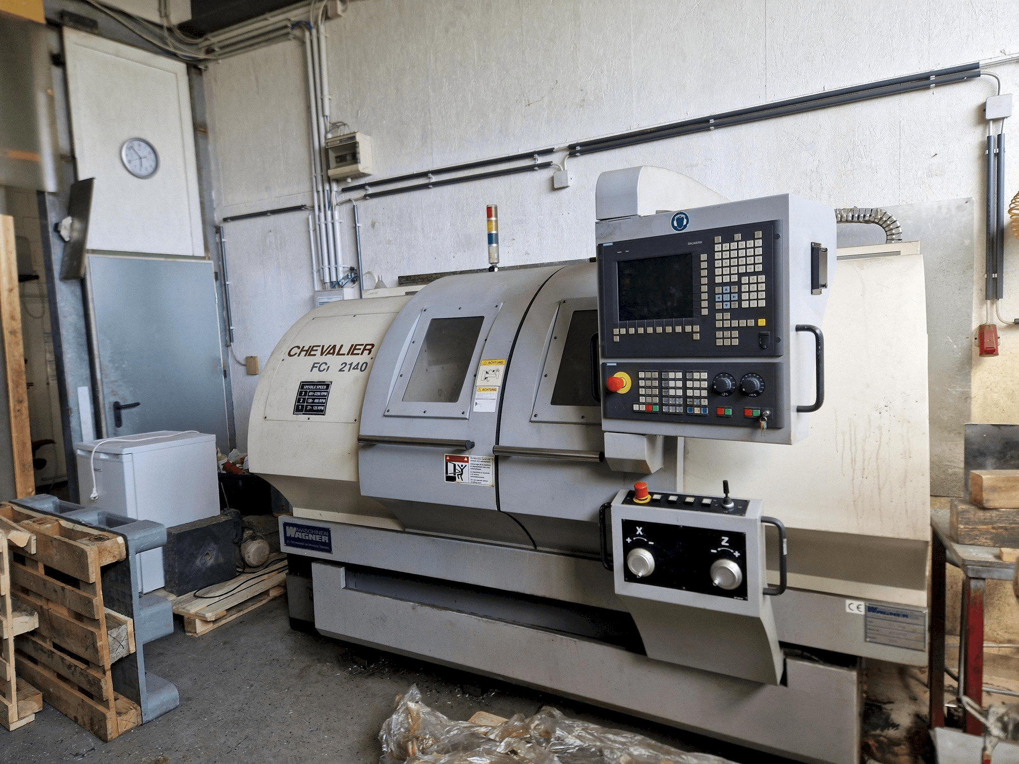 Čelní pohled na Chevalier FCL 2140 S stroj