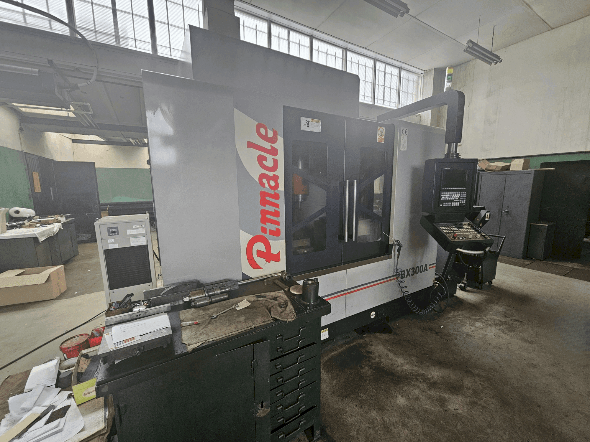 Čelní pohled na Pinnacle BX300A stroj