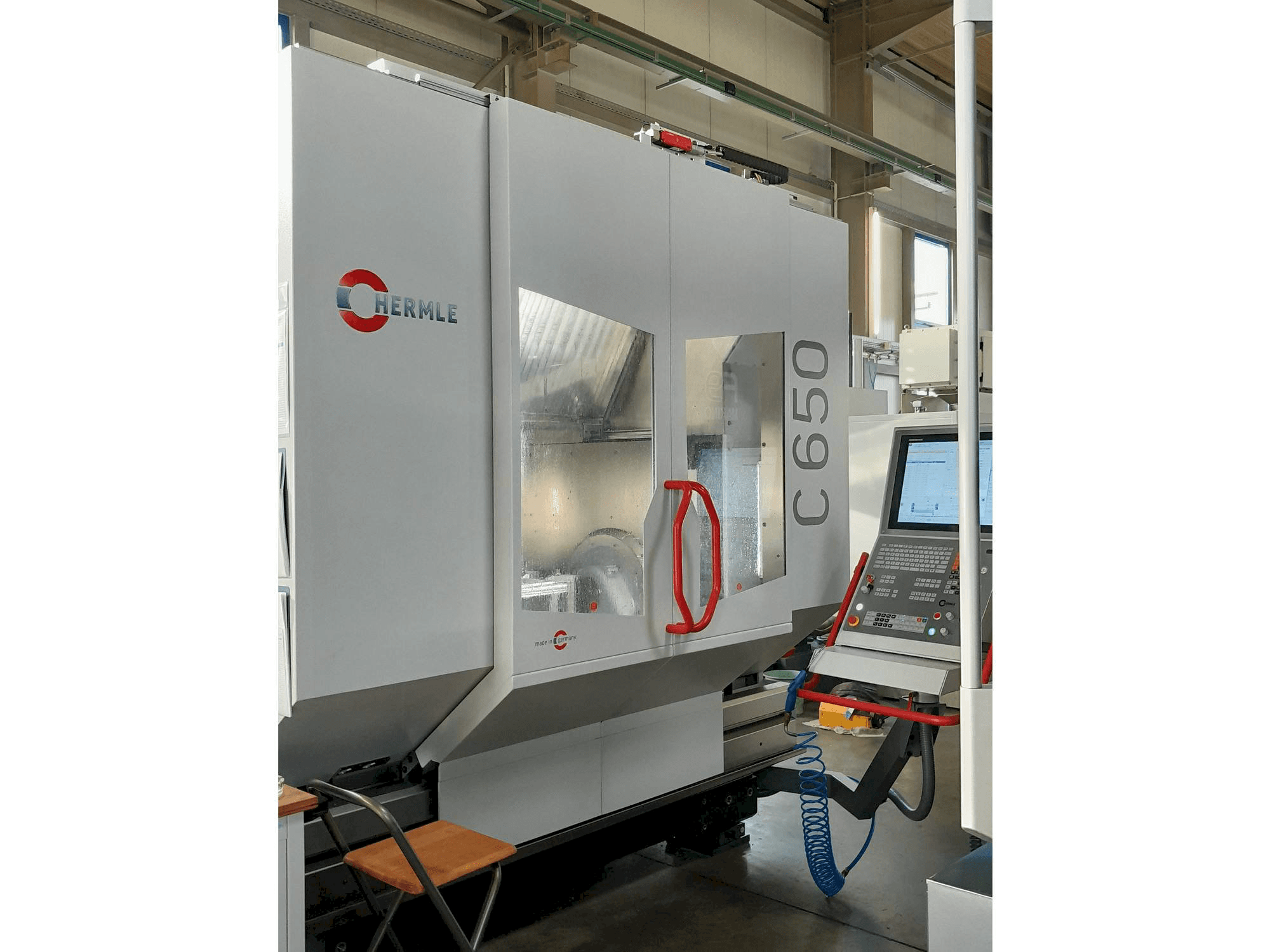 Čelní pohled na HERMLE C650 U stroj