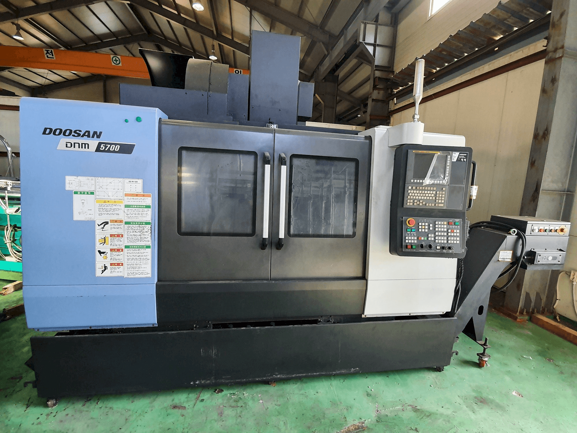 Čelní pohled na Doosan DNM5700 stroj
