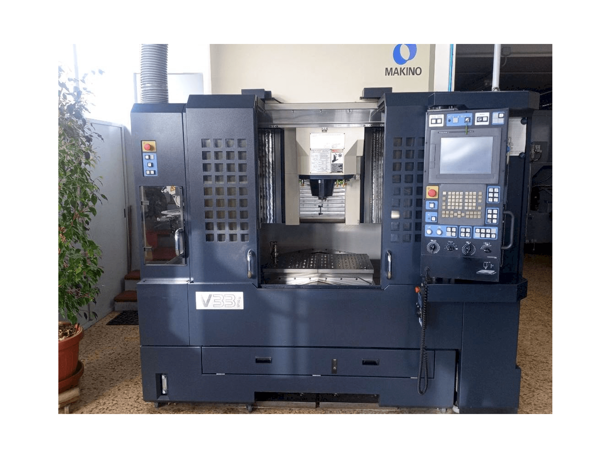 Čelní pohled na Makino V33i A15F stroj