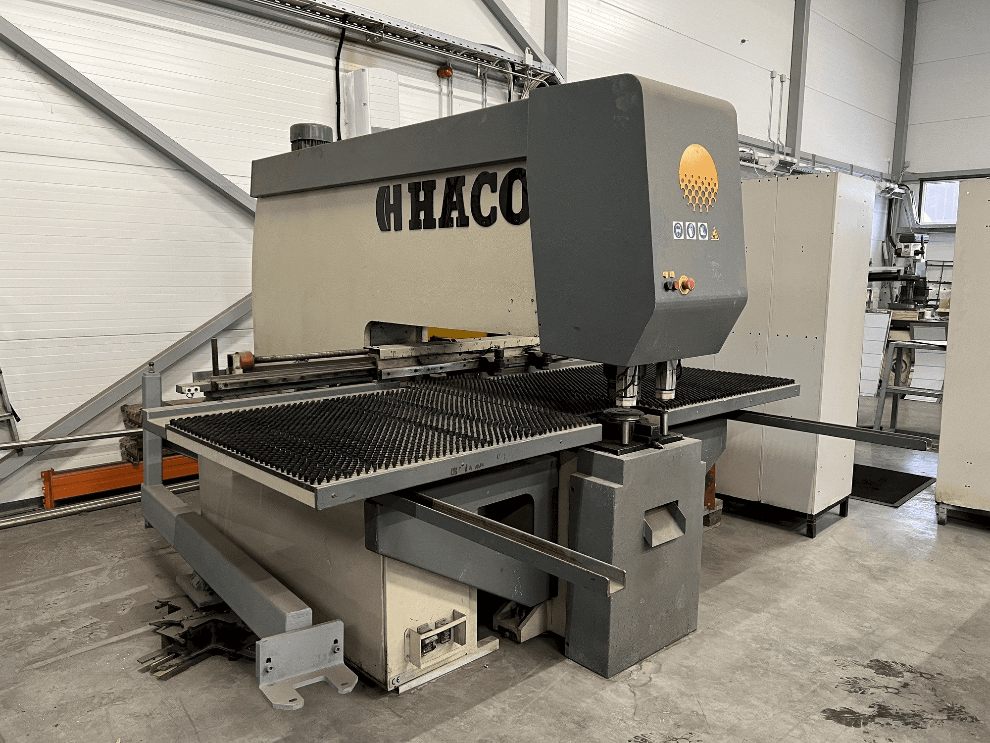 Čelní pohled na HACO PM 310V-3 stroj