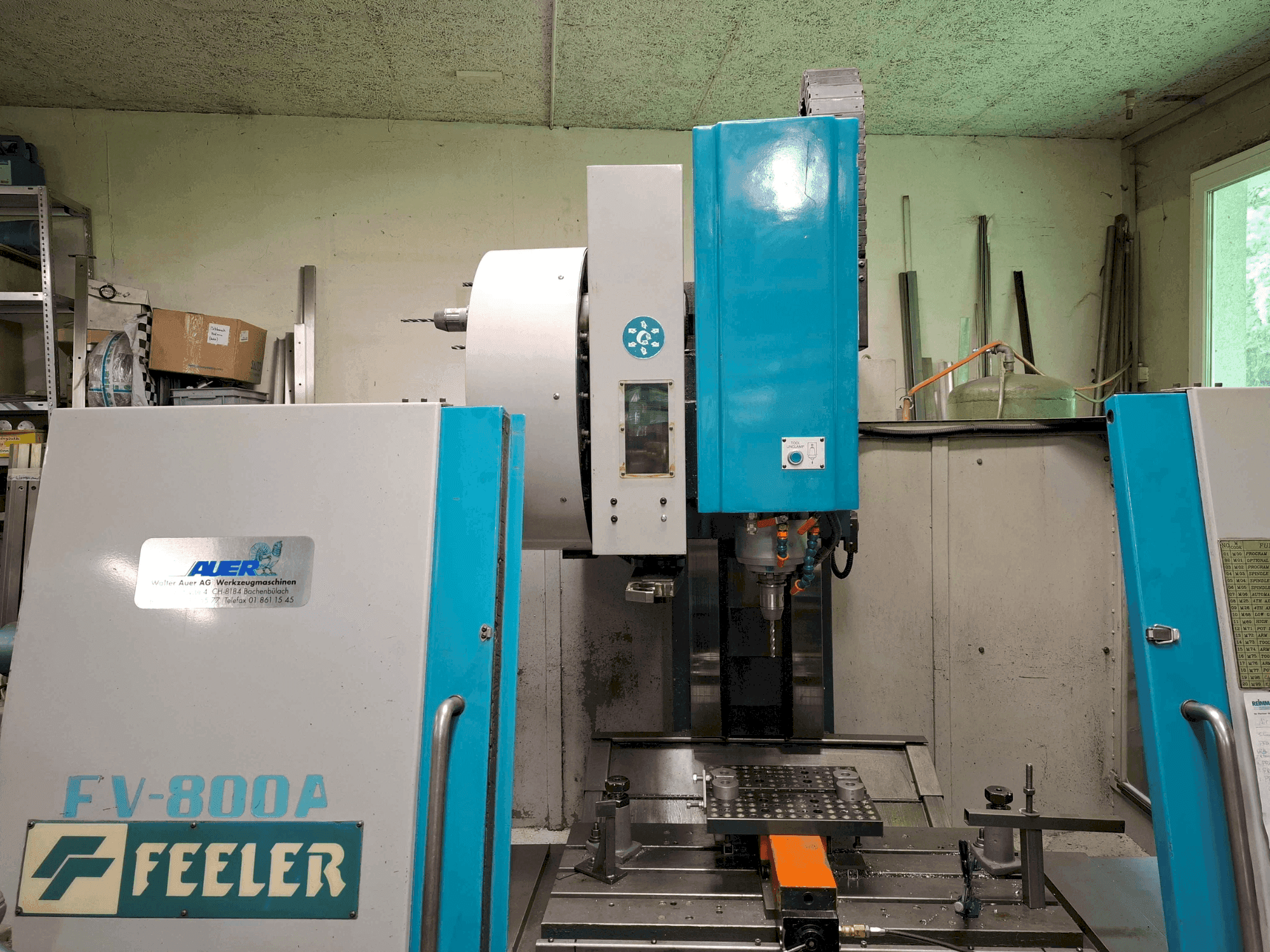 Čelní pohled na Feeler FV-800A stroj