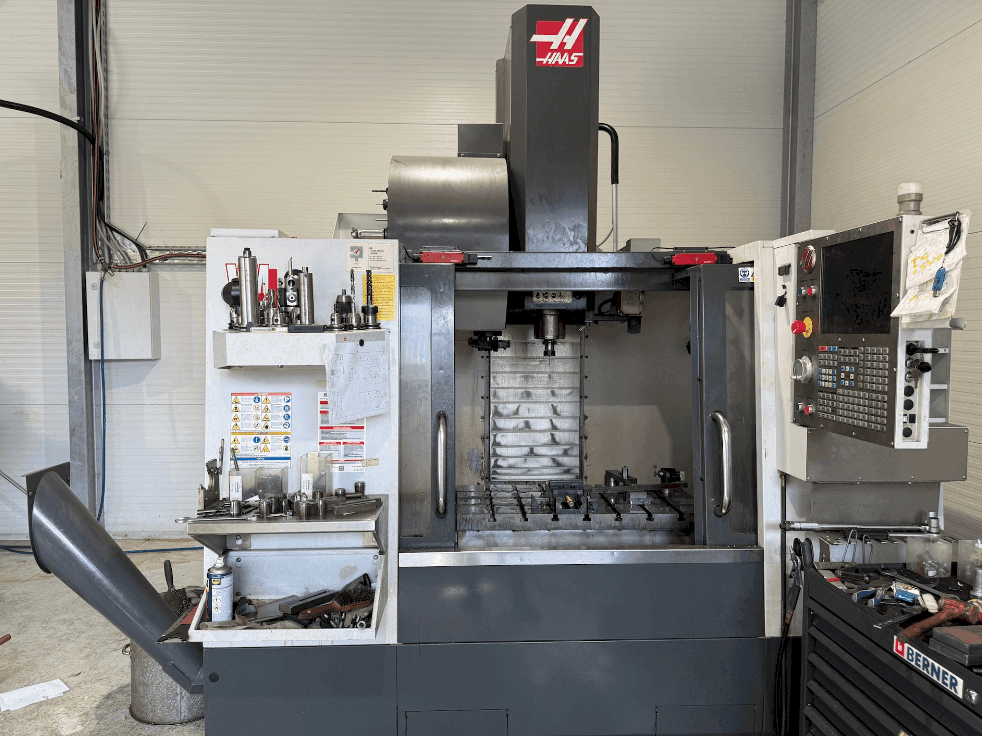 Čelní pohled na HAAS VM-2 stroj