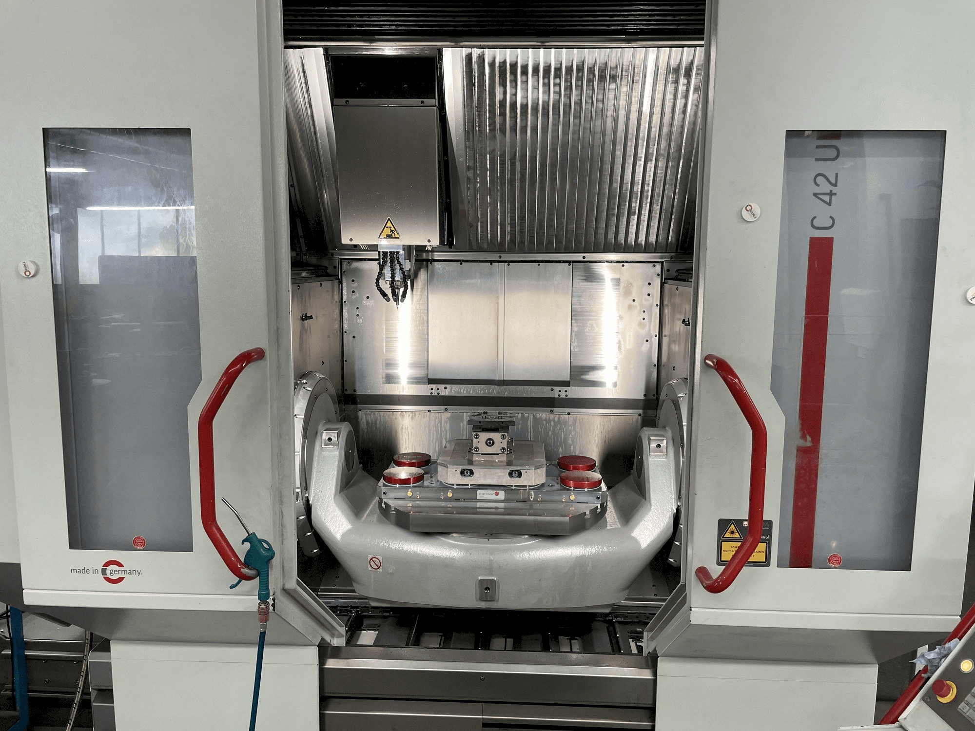 Čelní pohled na HERMLE C 42 U stroj