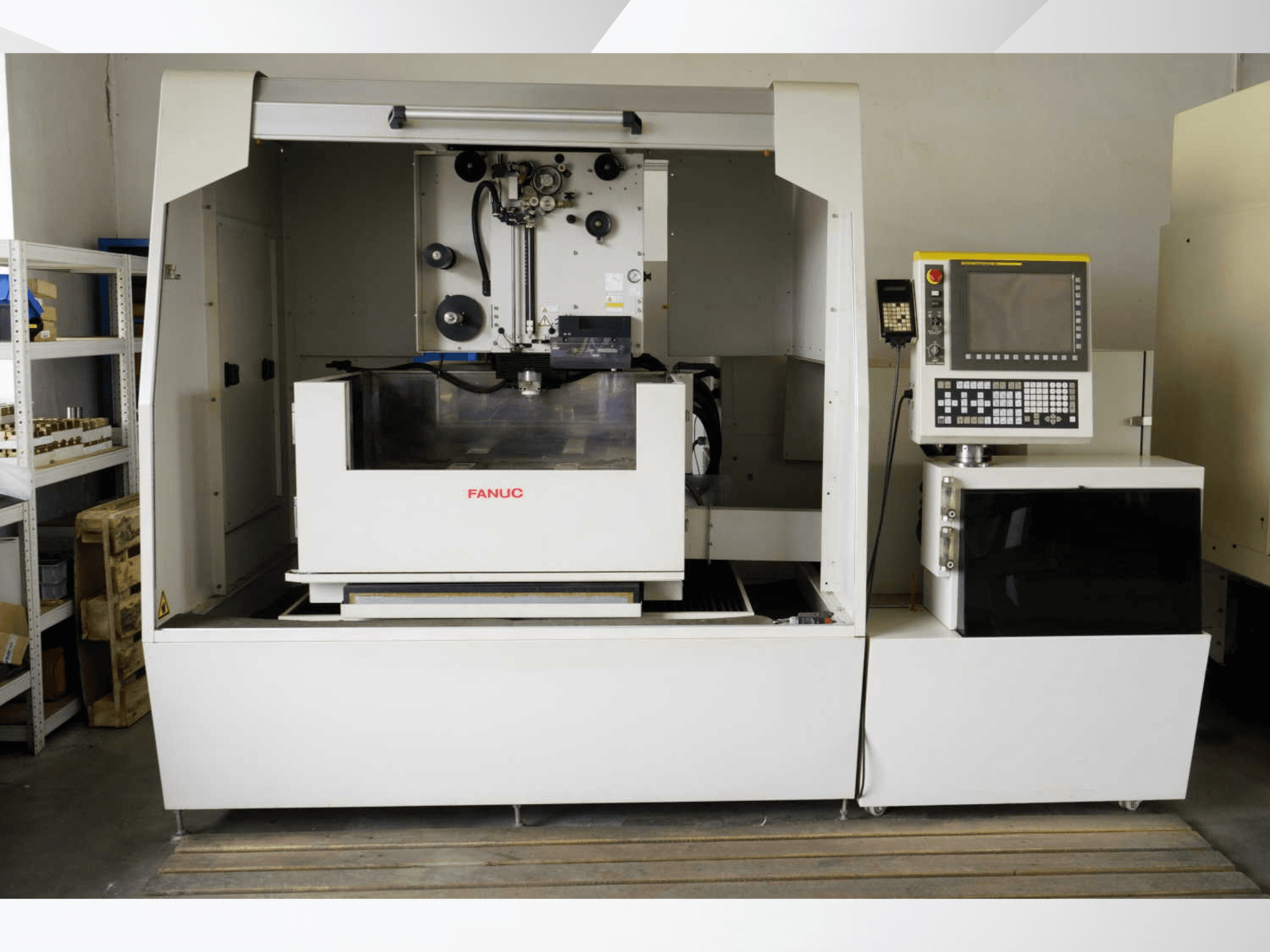 Drátová elektroerozivní frézka FANUC ROBOCUT alpha-1iD, pohled zepředu znázorňující ovládací panel a vlastnosti pracovní oblasti.