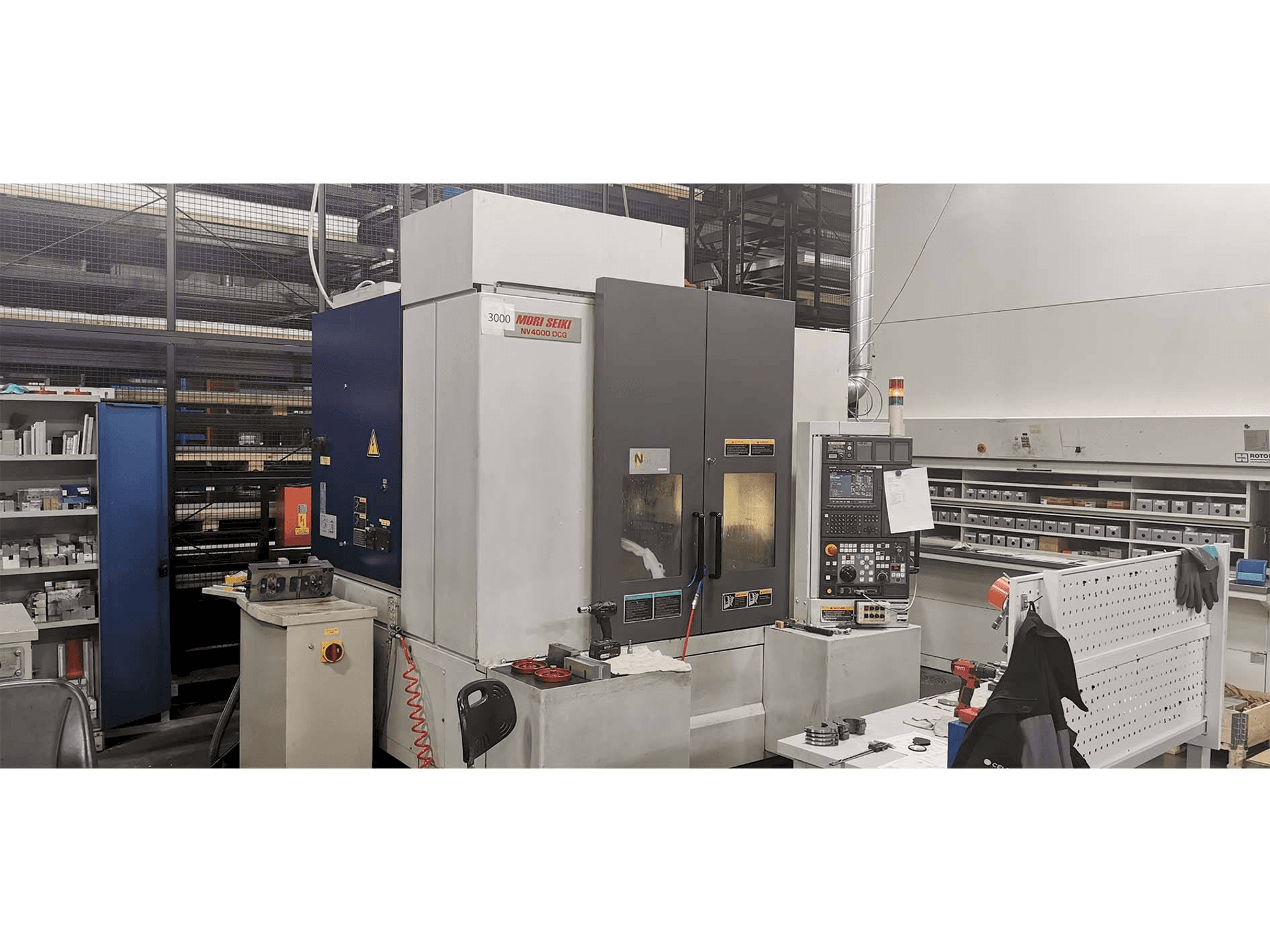 Čelní pohled na MORI SEIKI NV4000 stroj