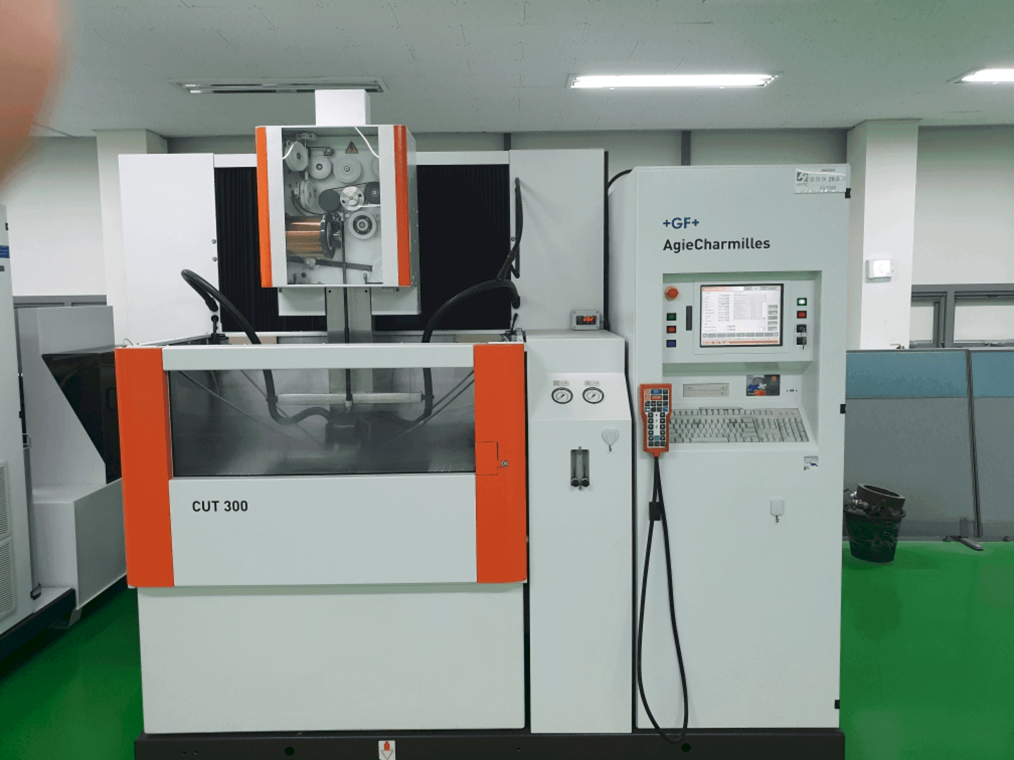 Čelní pohled na AGIE CUT 300 stroj