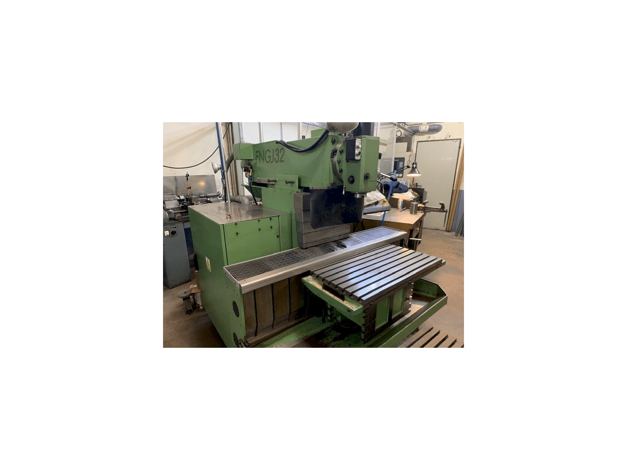 Čelní pohled na INTOS FNGJ32 stroj