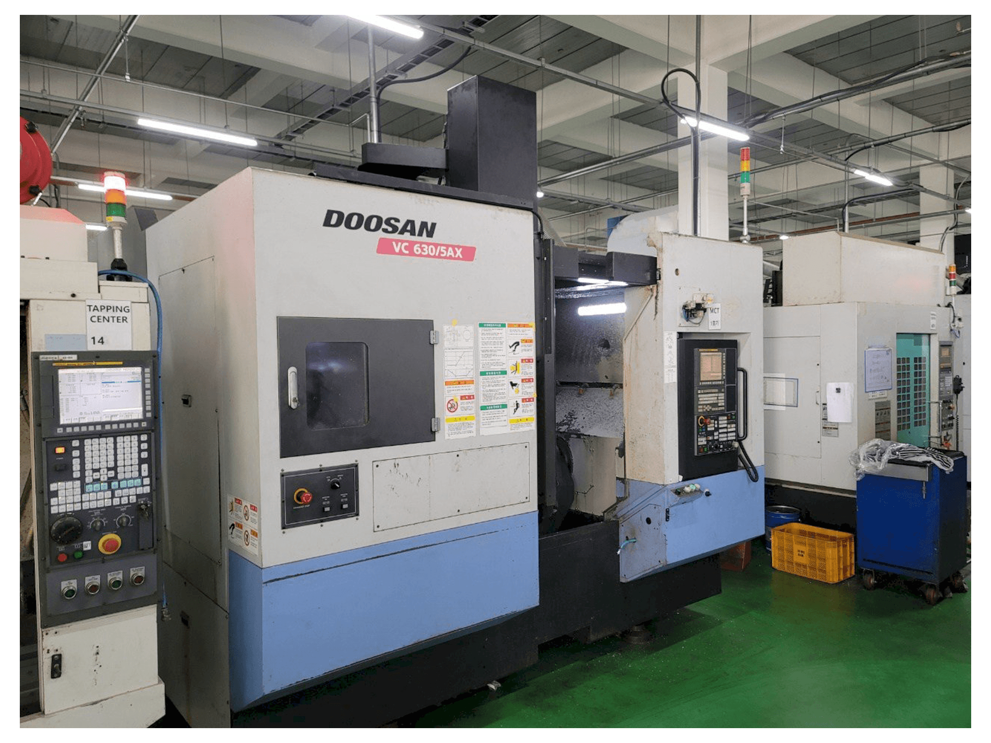Čelní pohled na Doosan VC 630/5AX stroj