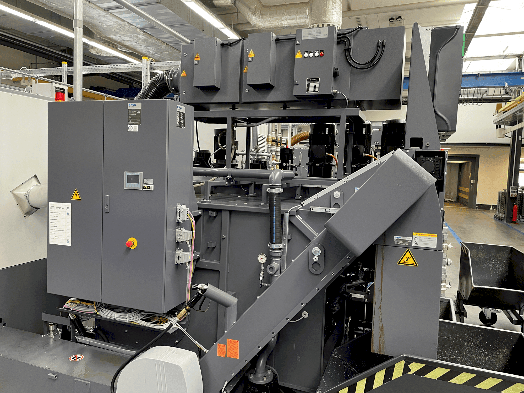 Čelní pohled na KNOLL KF 400/3400 stroj