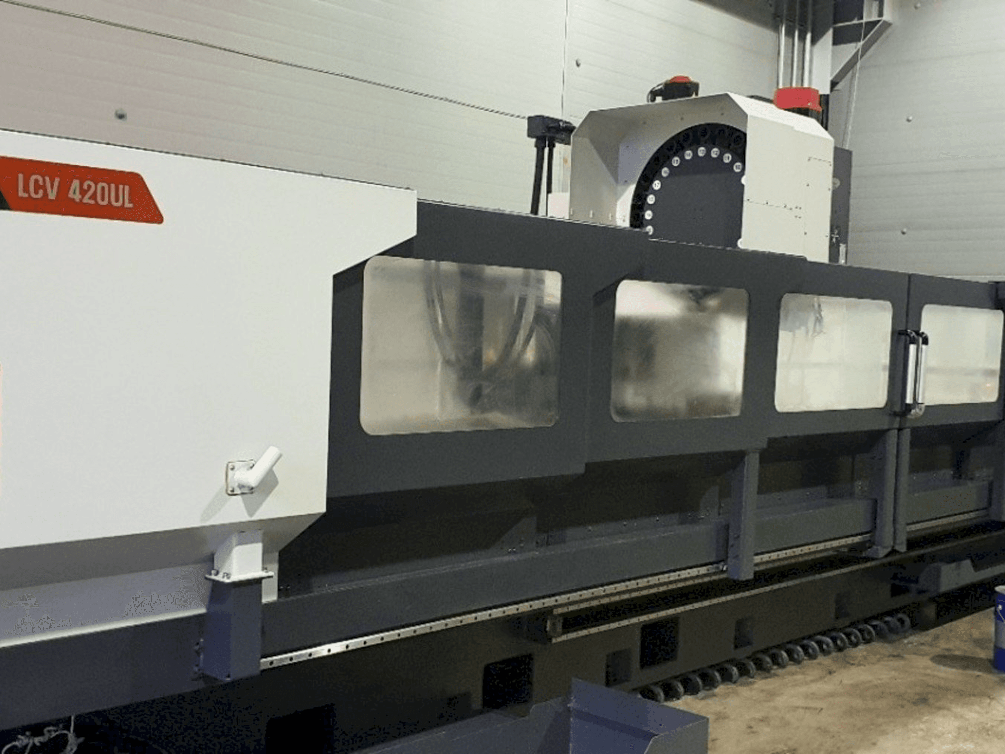 Čelní pohled na SMEC LCV 420UL stroj