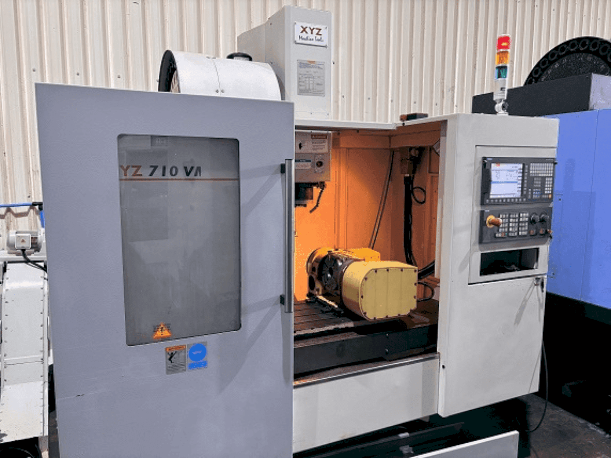 Čelní pohled na XYZ 710 VMC stroj