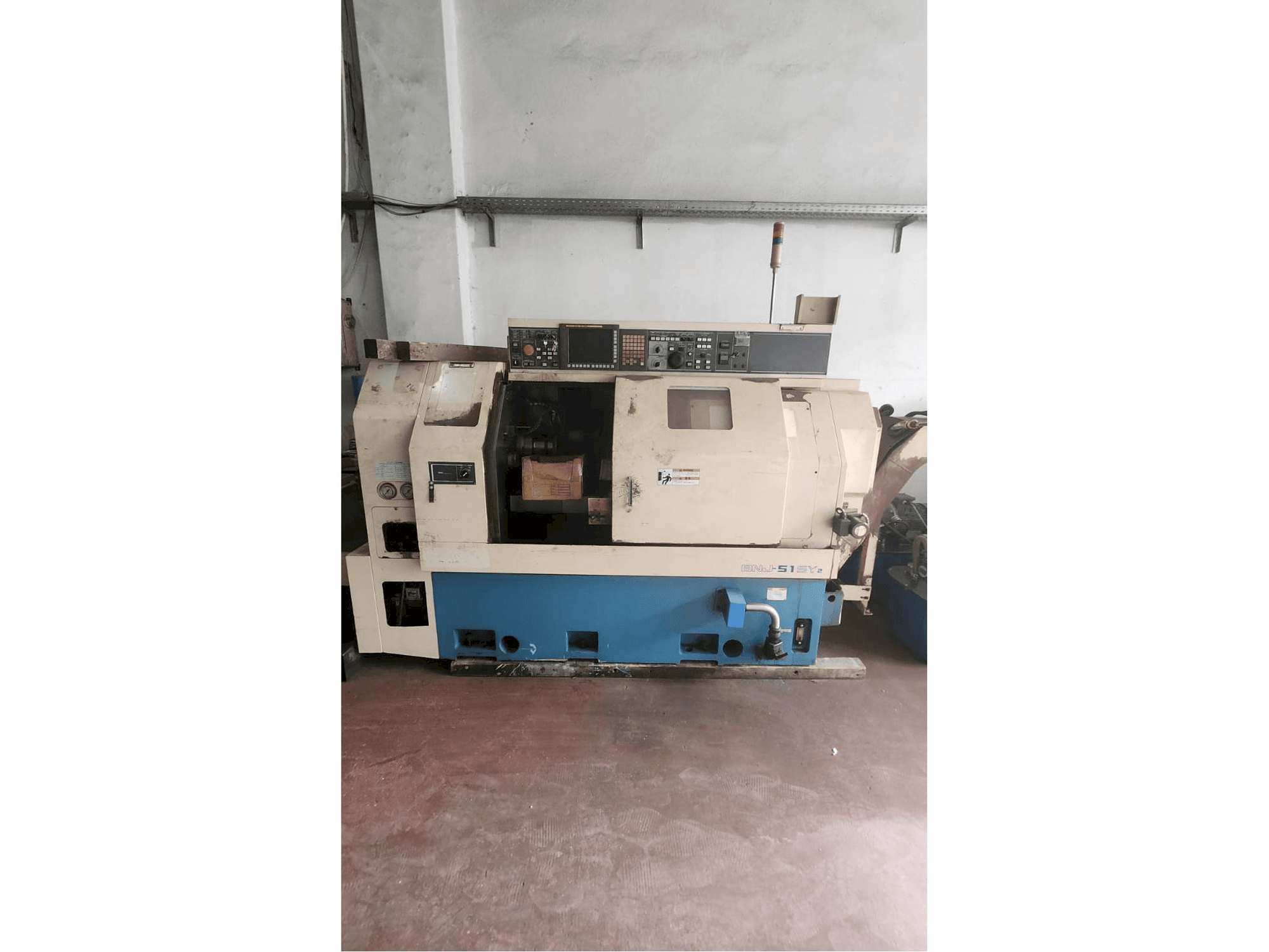 Čelní pohled na Miyano BNJ 42 SY stroj