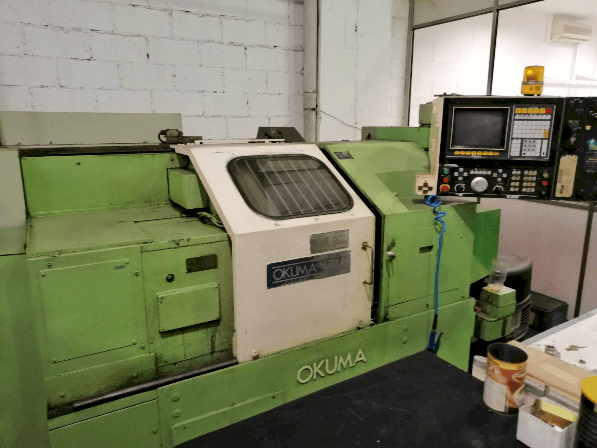 Čelní pohled na Okuma LB15 stroj