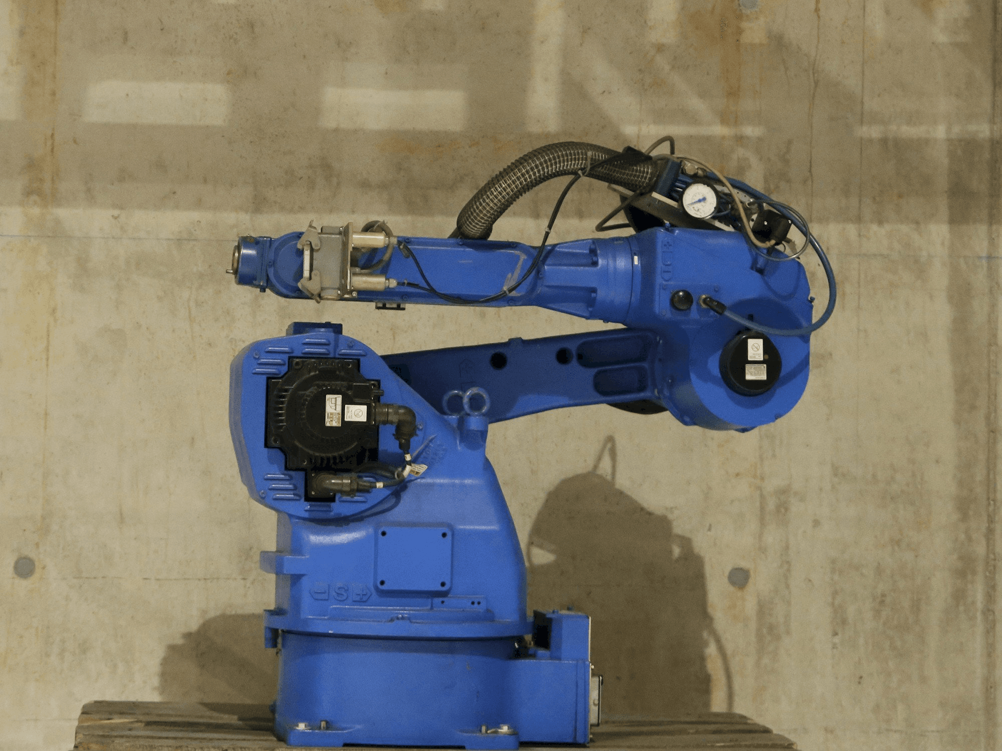 Levý pohled na Yaskawa Motoman UP20 stroj