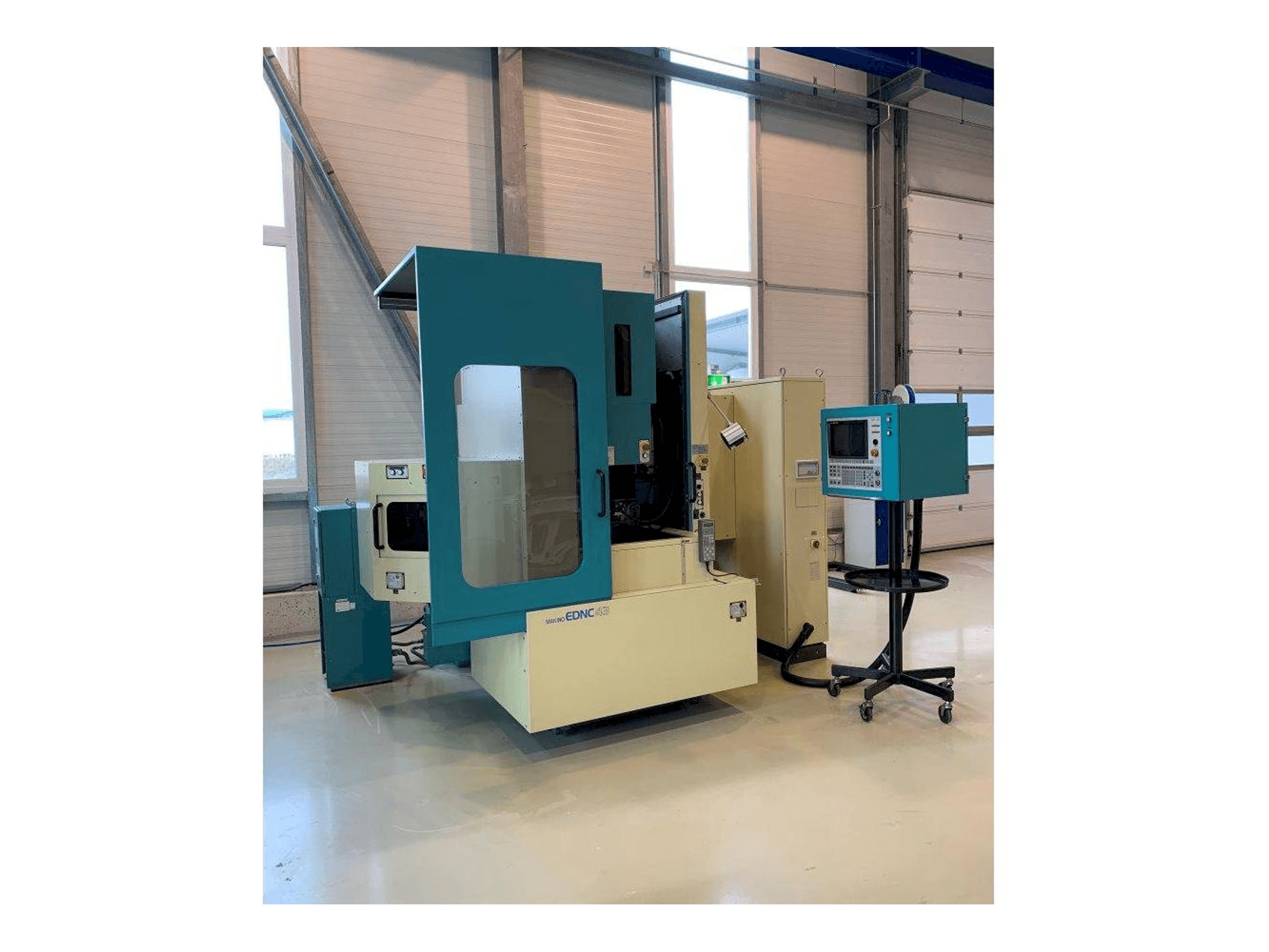 Čelní pohled na Makino EDNC43 stroj