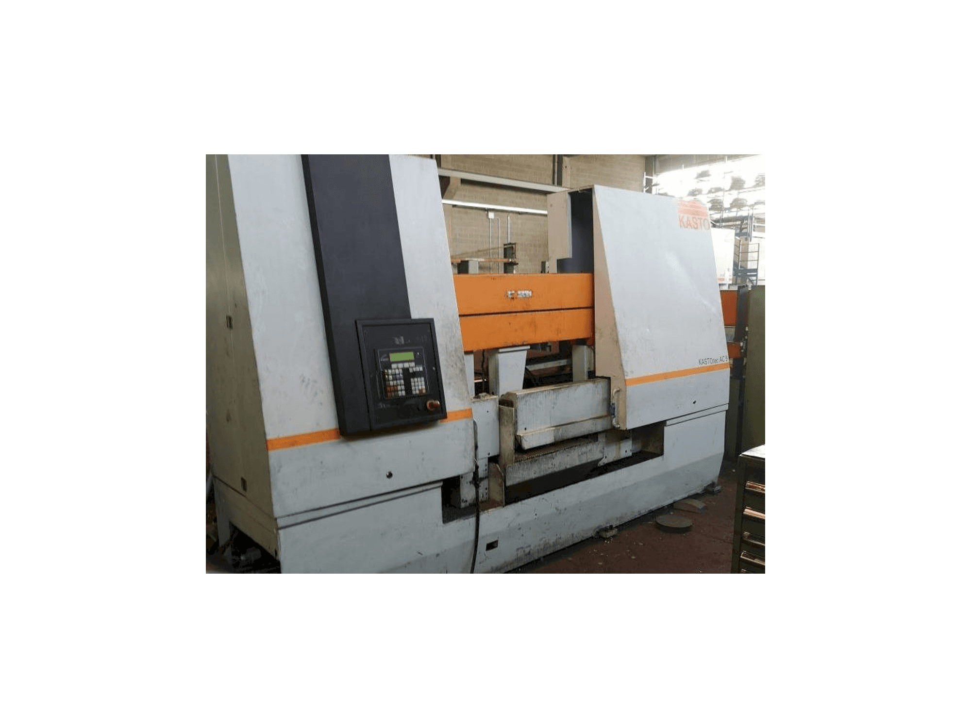 Levý boční pohled na KASTO AC5 stroj