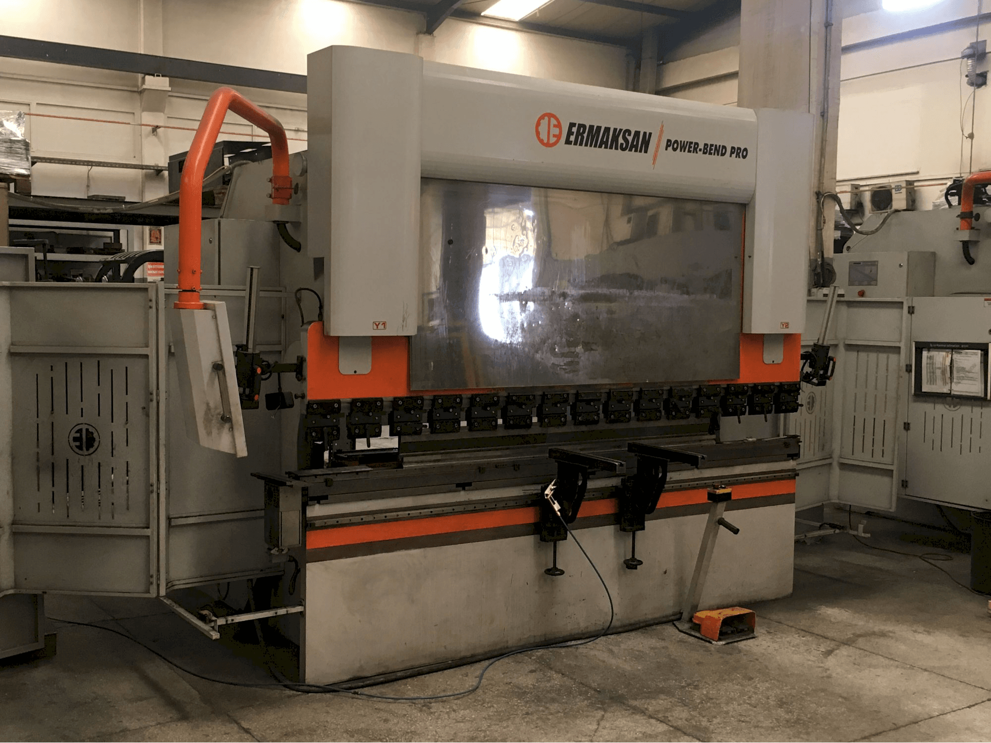 Levý pohled na ERMAKSAN POWER-BEND PRO 3100x135 stroj