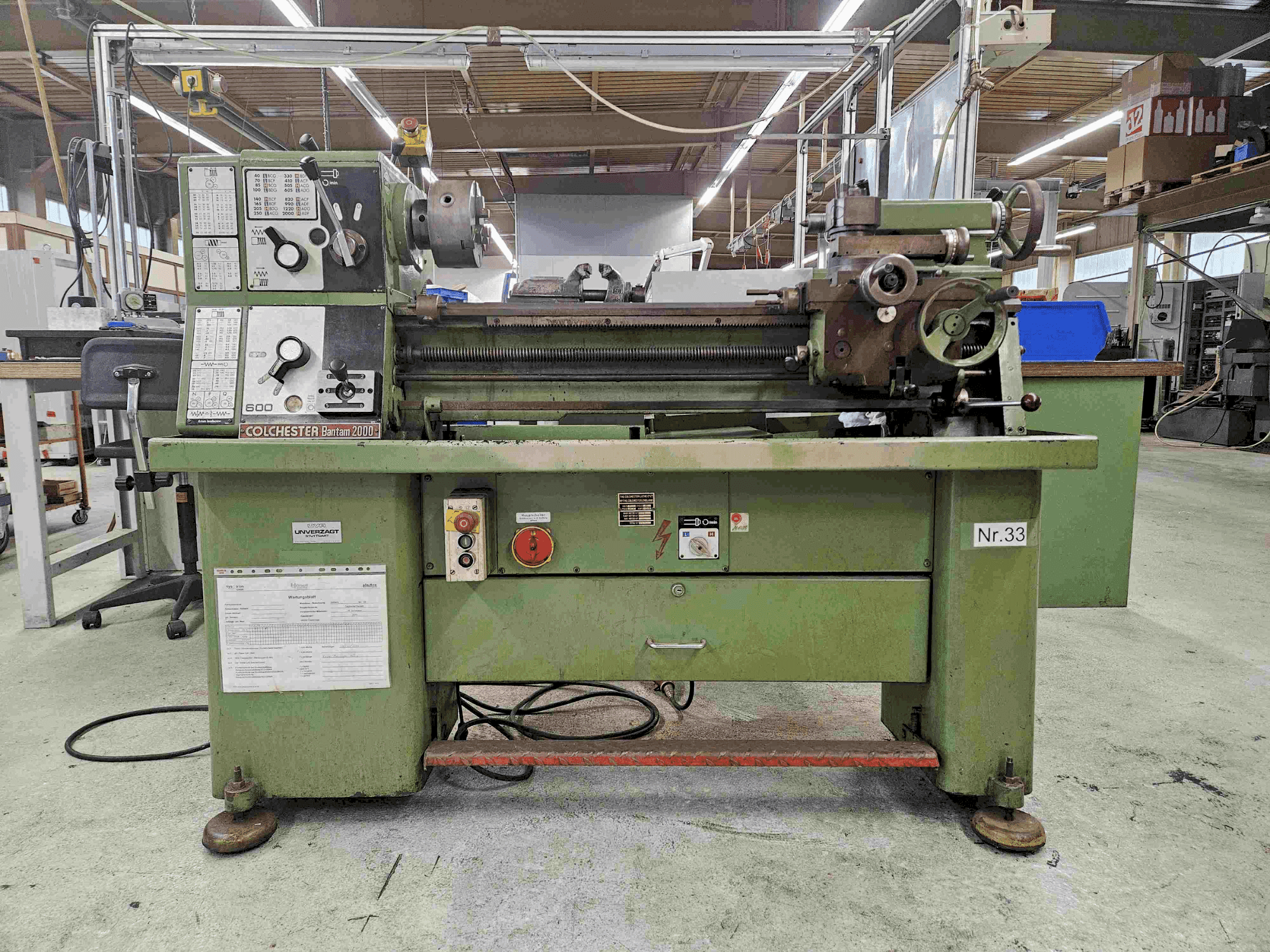 Čelní pohled na Colchester Bantam 2000 stroj