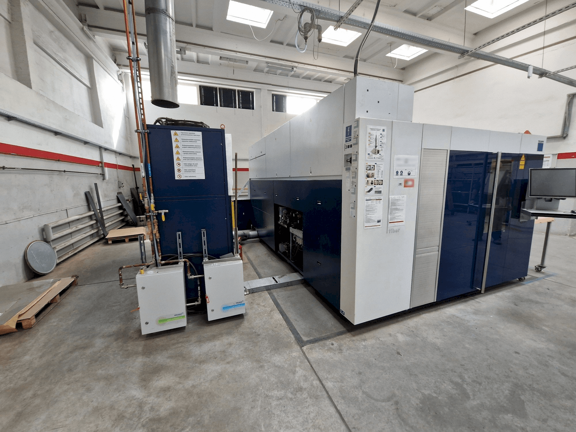 Čelní pohled na Trumpf TruLaser 3030 Fiber stroj