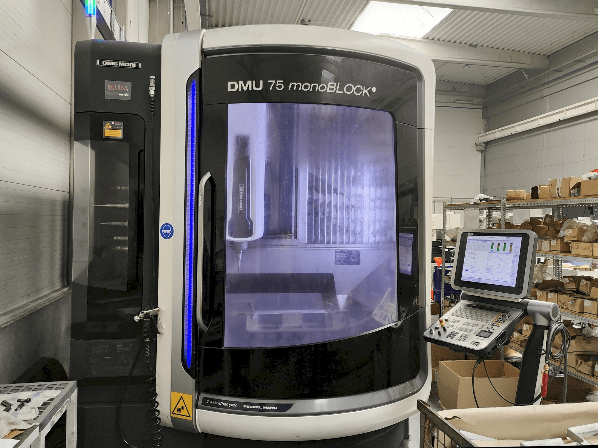 Čelní pohled na DMG MORI DMU 75 monoBLOCK stroj