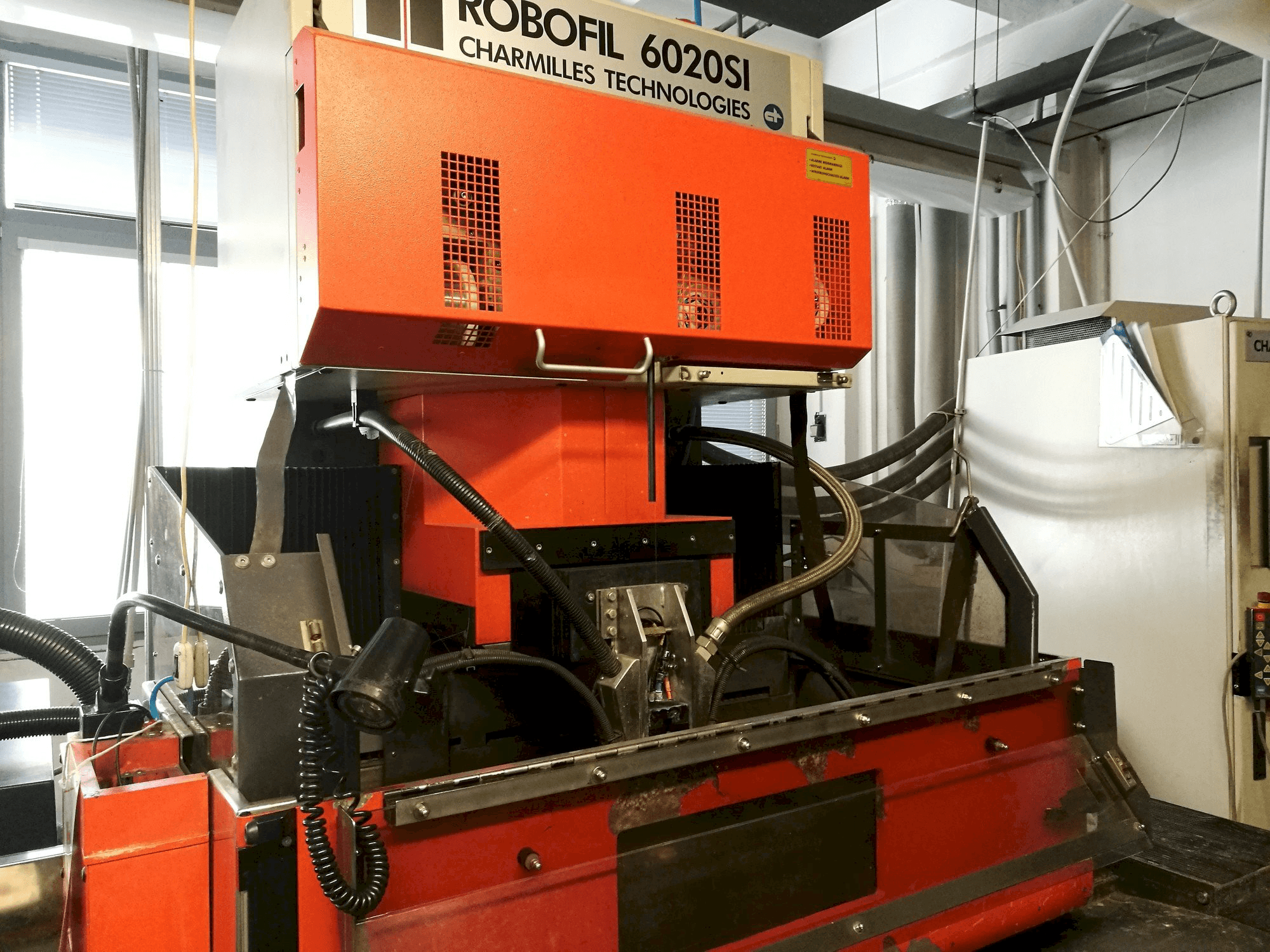 Čelní pohled na CHARMILLES Robofil 6020 SI stroj