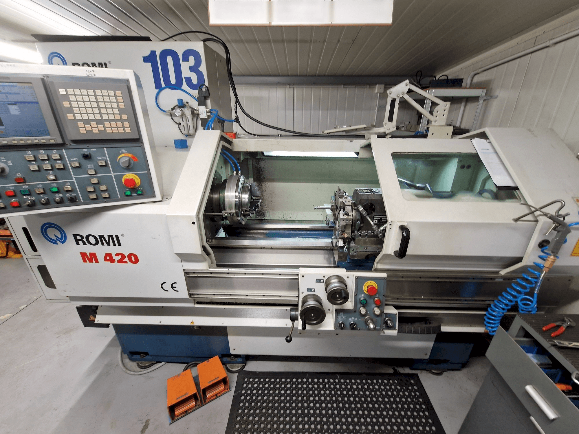 Čelní pohled na Romi M 420 stroj