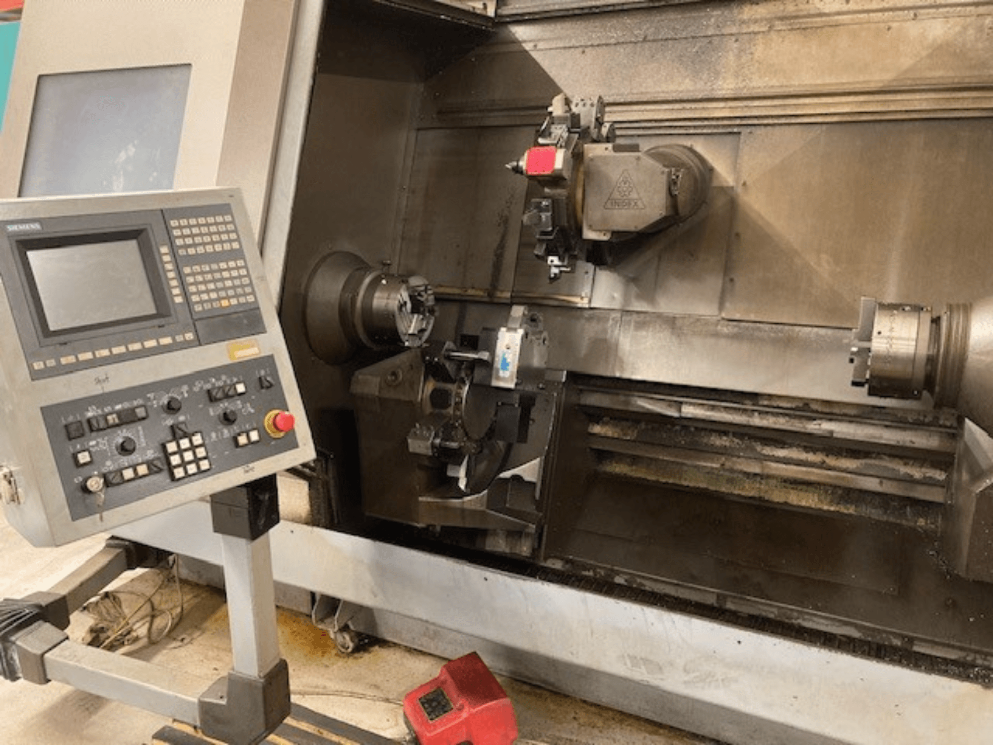 Horizontální soustruh Index G300 L YB s ovládacím panelem, viditelným sklíčidlem a pracovním prostorem, pohled zepředu.