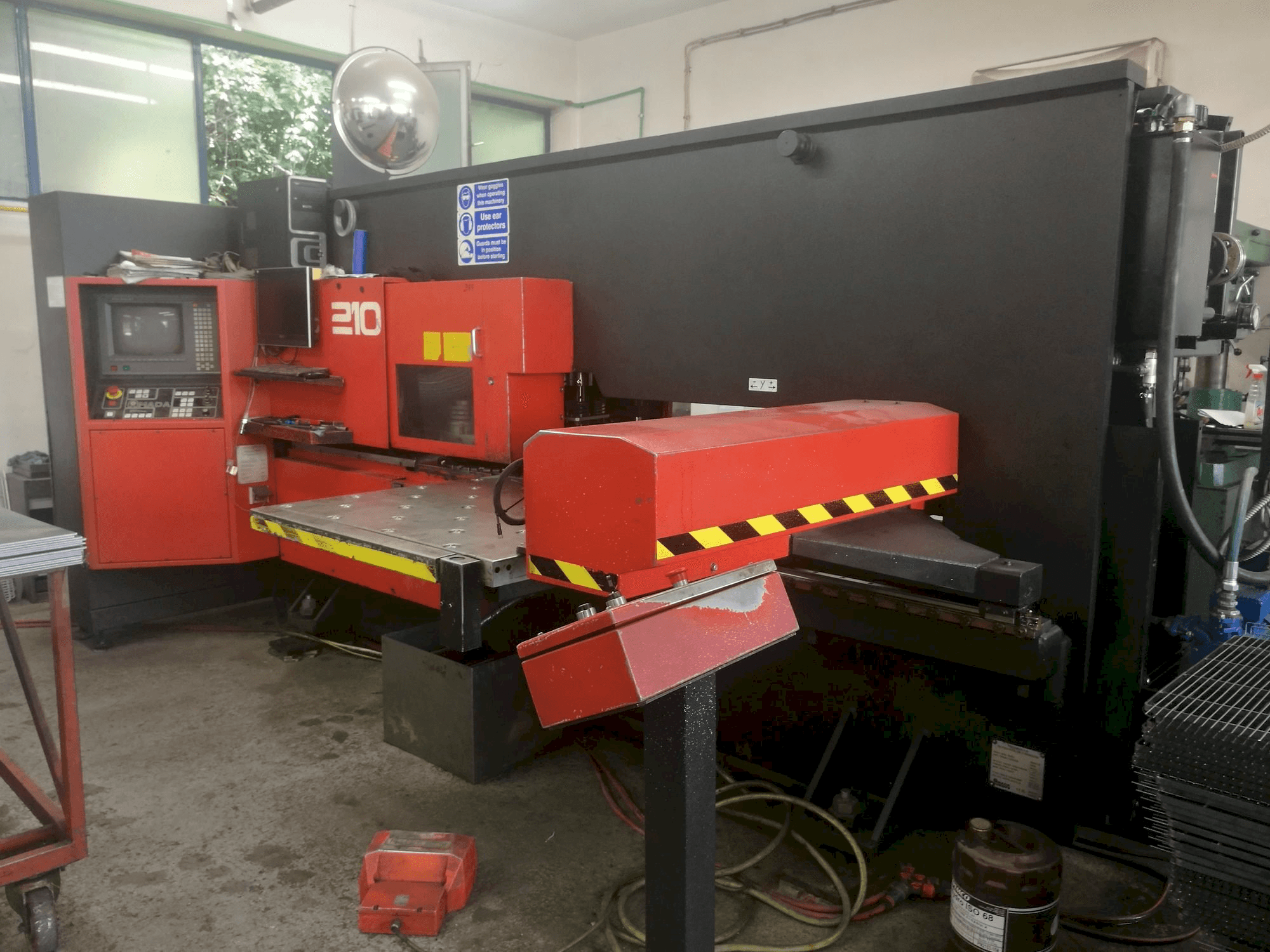 Čelní pohled na AMADA Arcade 210 stroj