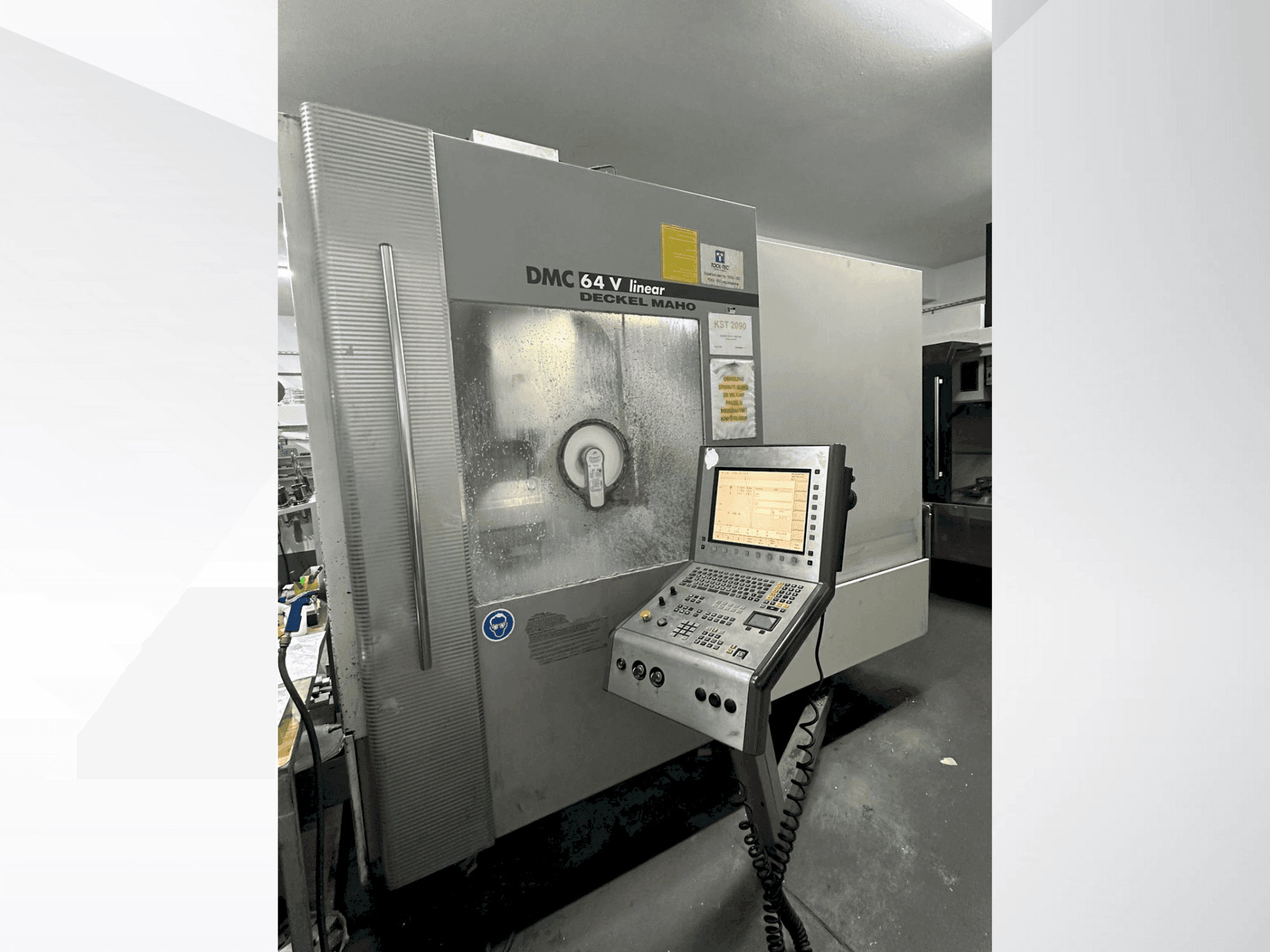 Čelní pohled na DECKEL MAHO 64 V Linear stroj