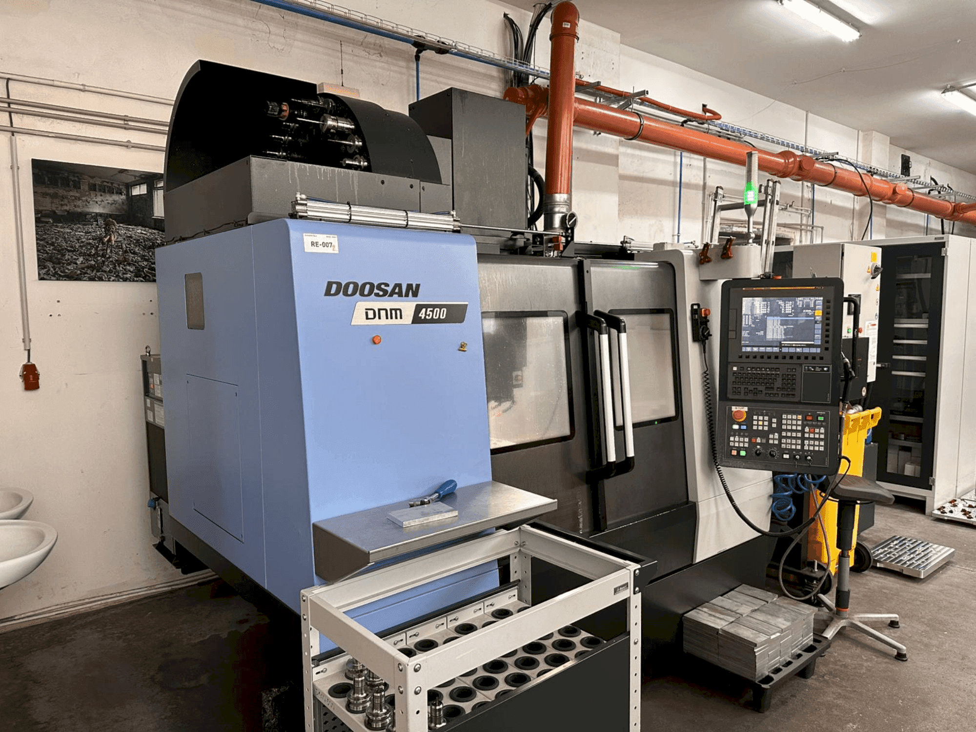 Čelní pohled na DOOSAN DNM 4500 stroj