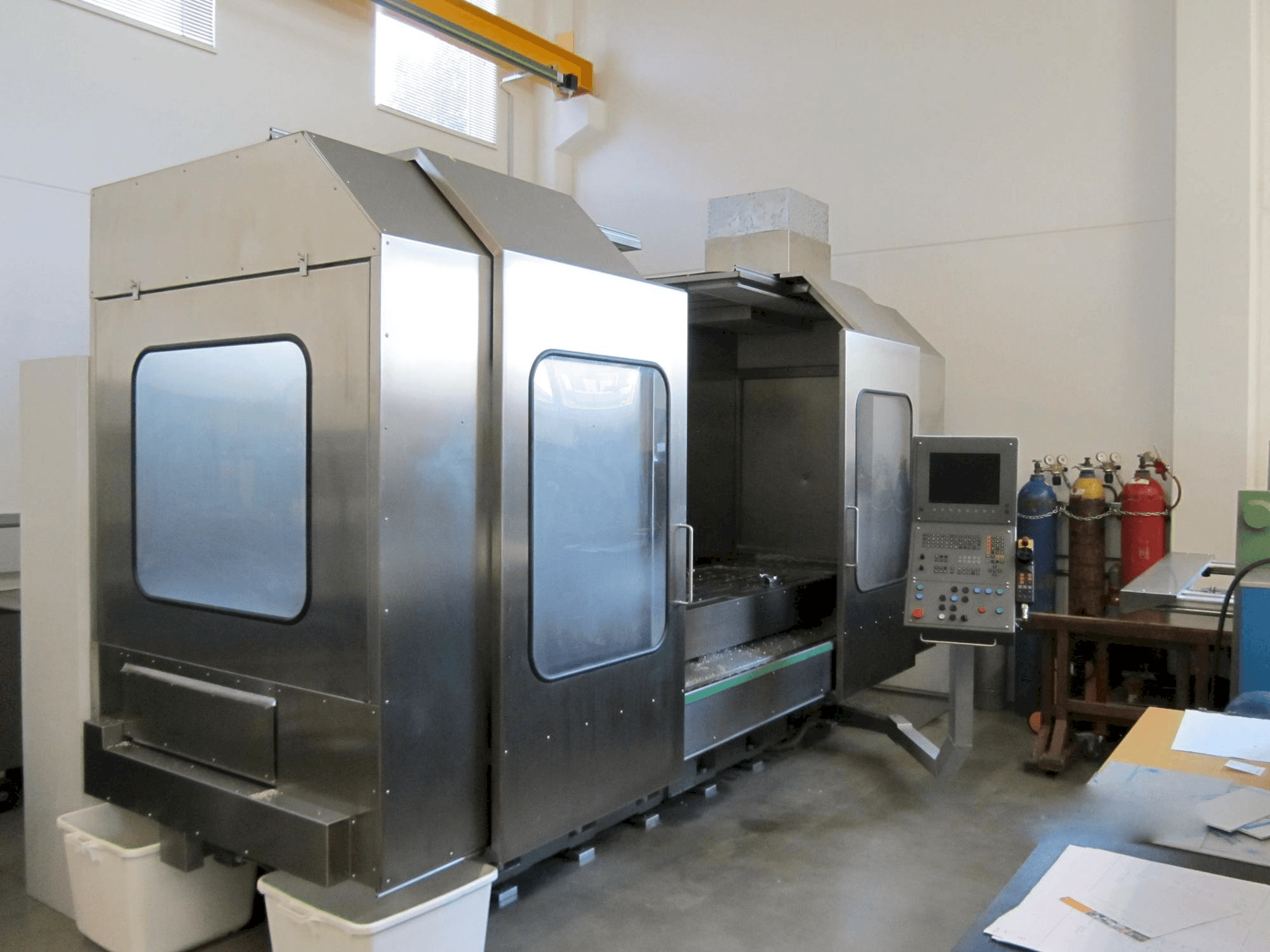 Čelní pohled na Zayer BF2200 stroj