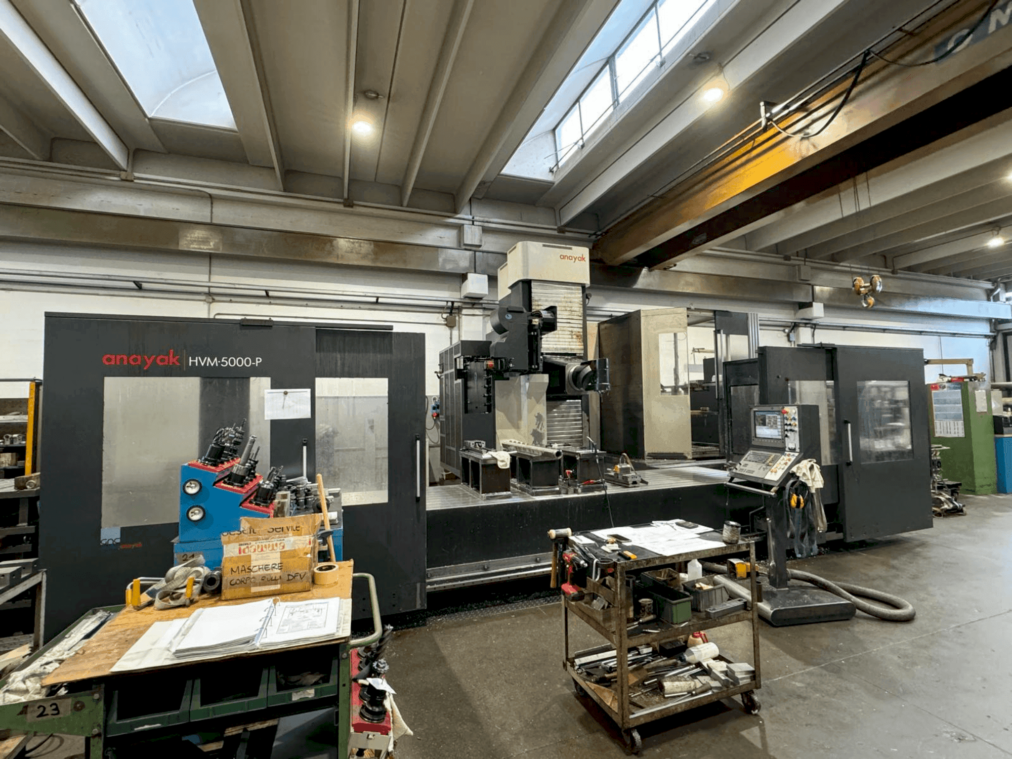 Čelní pohled na ANAYAK HVM 5000P stroj