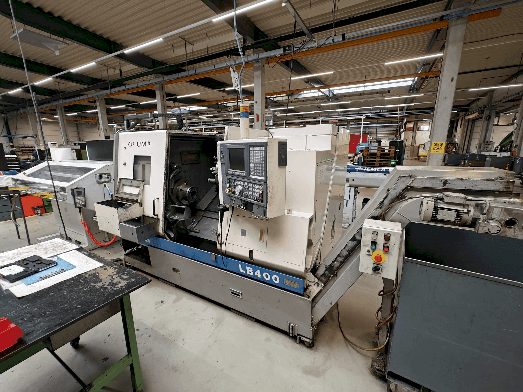 Čelní pohled na Okuma LB400 stroj