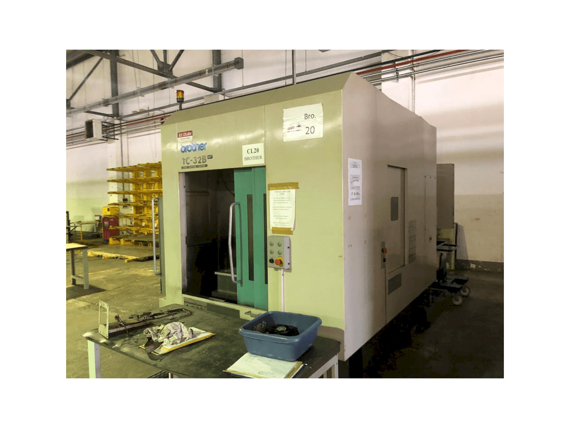 Čelní pohled na Brother TC 32B stroj