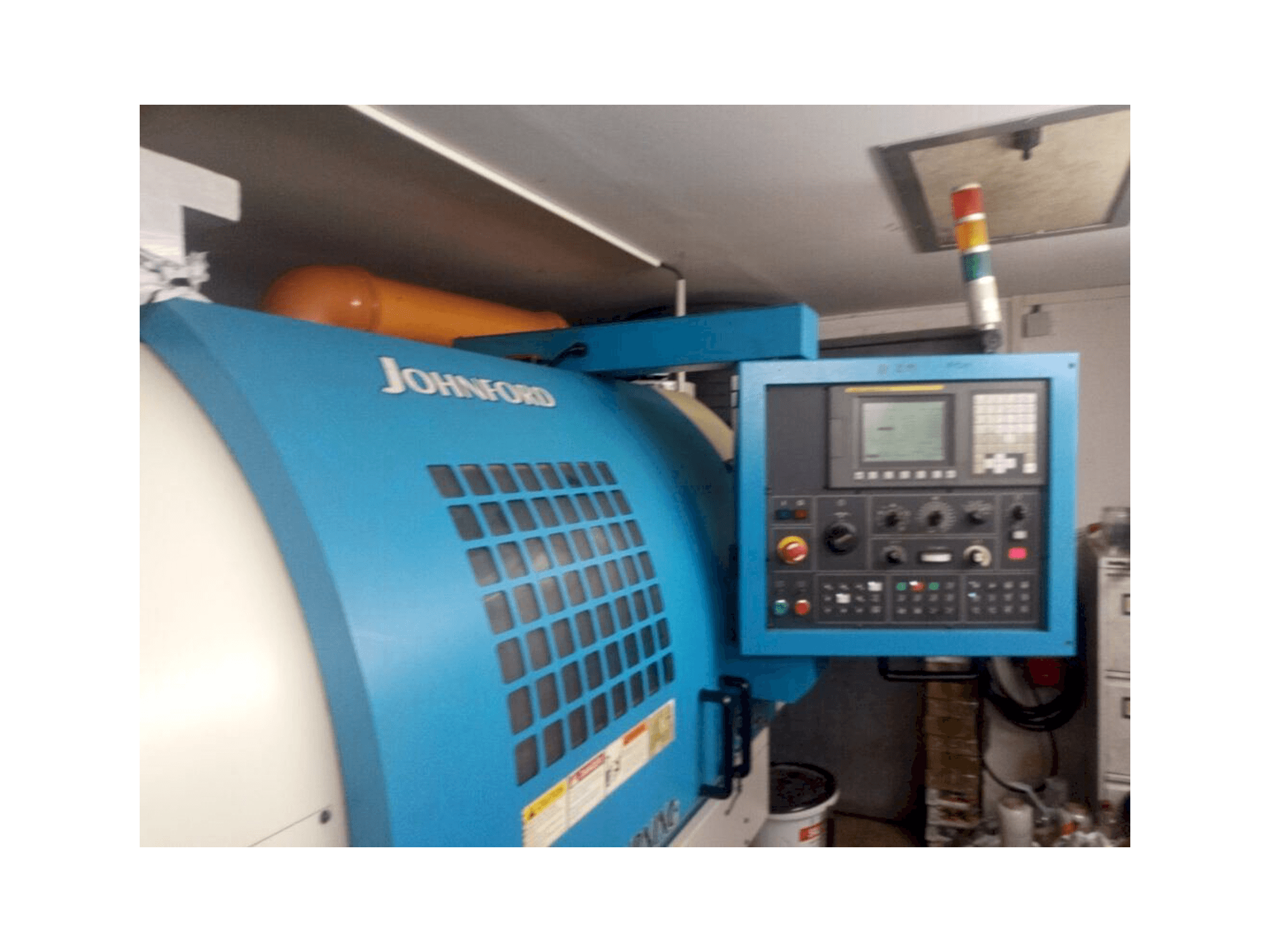 Čelní pohled na Johnford SL-40 stroj
