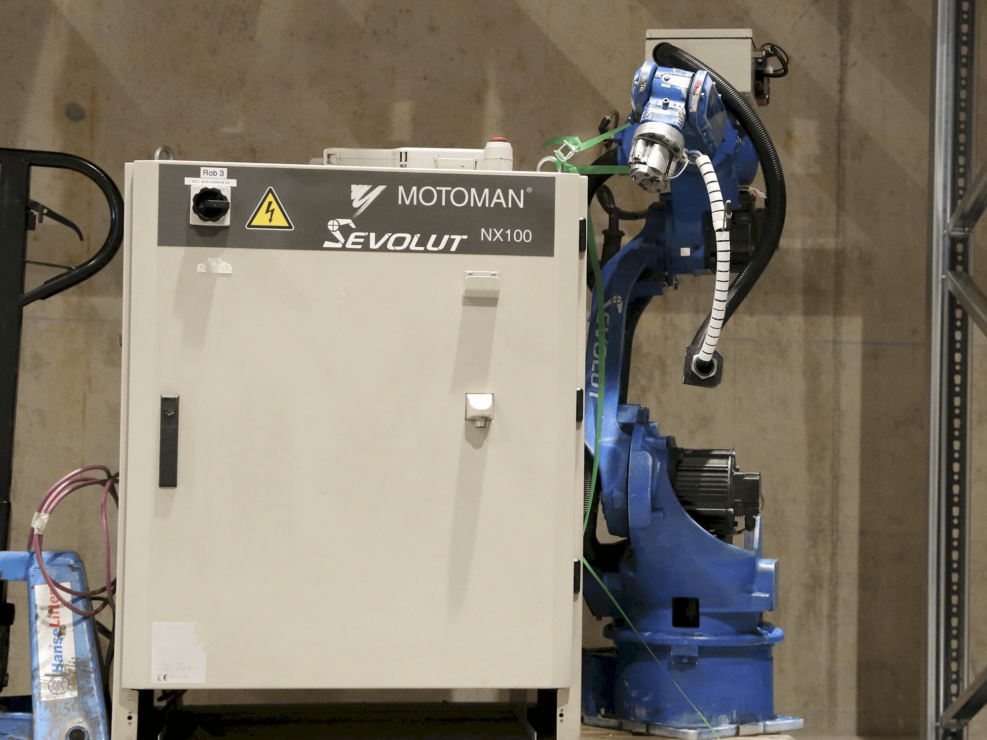 Čelní pohled na Yaskawa Motoman HP6 stroj