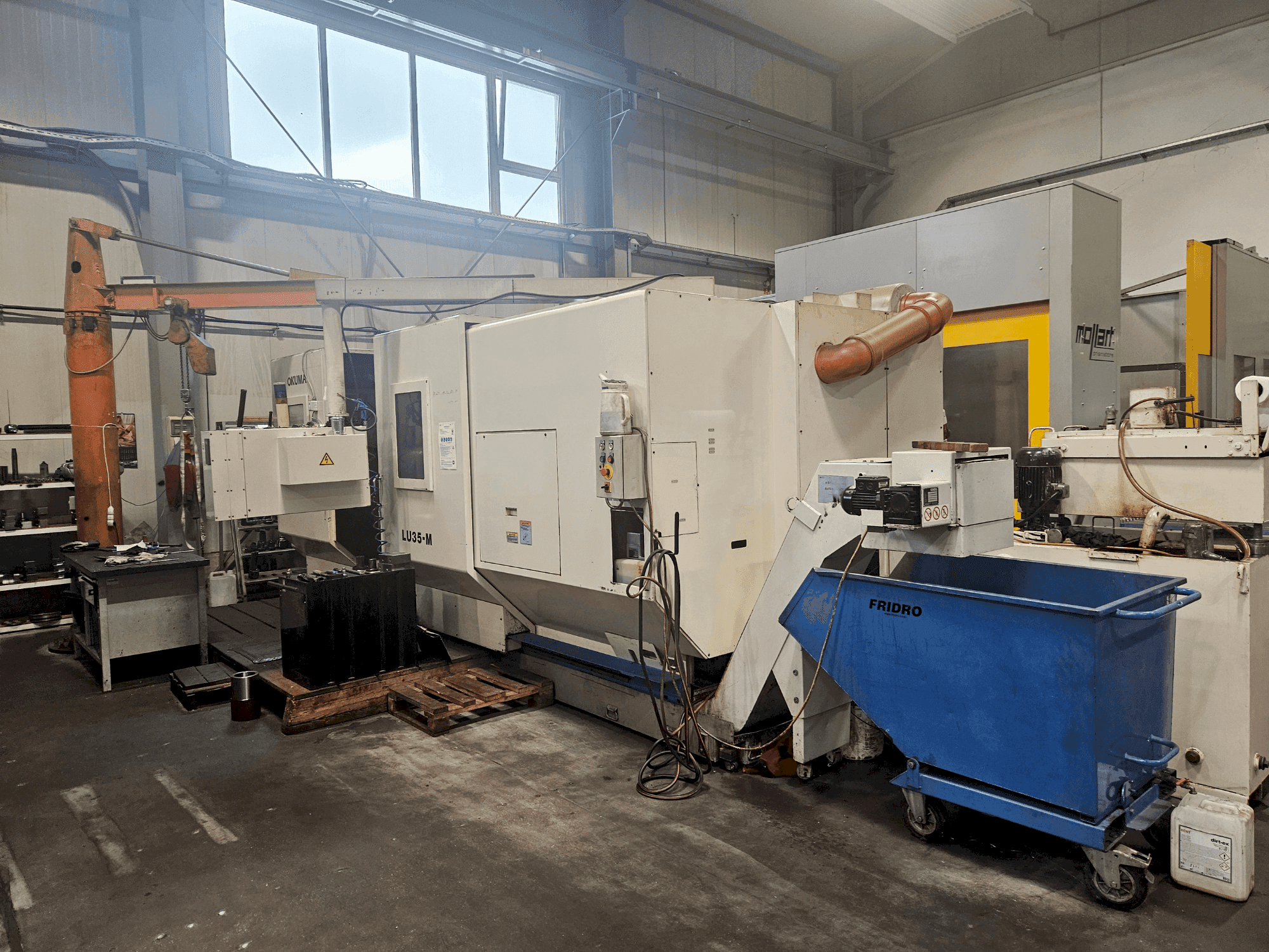 Čelní pohled na Okuma LU 35-M stroj