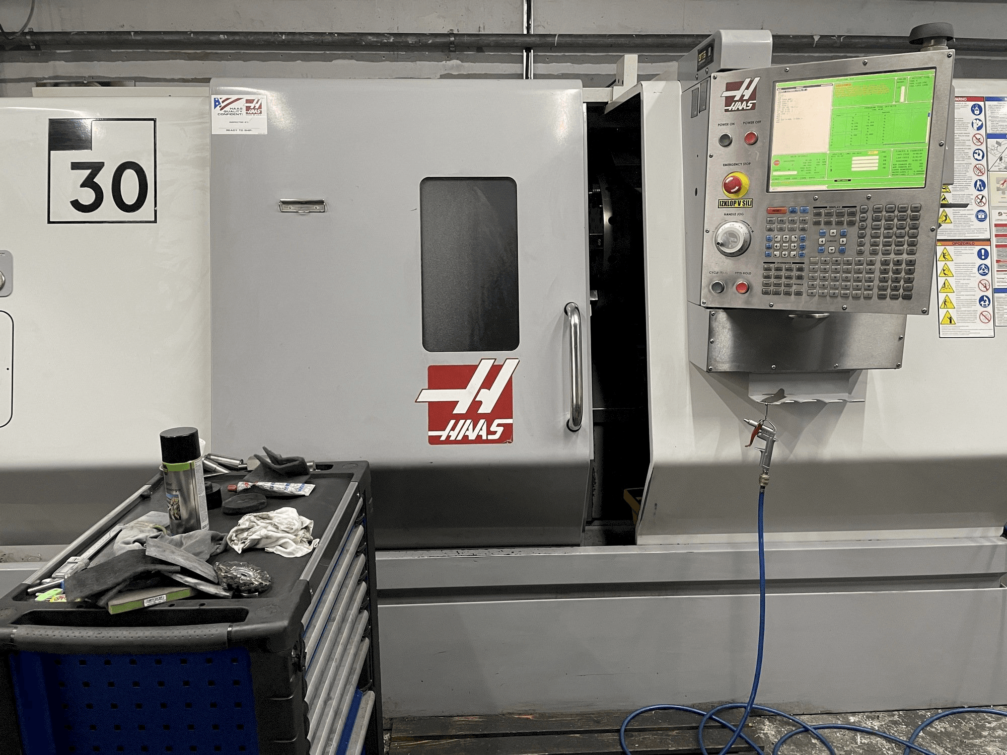 Čelní pohled na HAAS SL-30 stroj