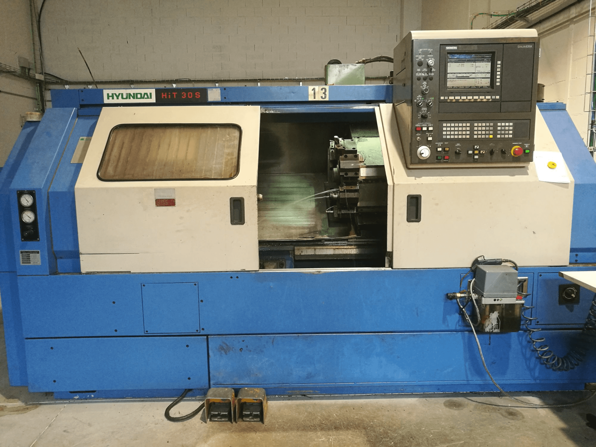 Čelní pohled na Hyundai Kia HiT-30S stroj