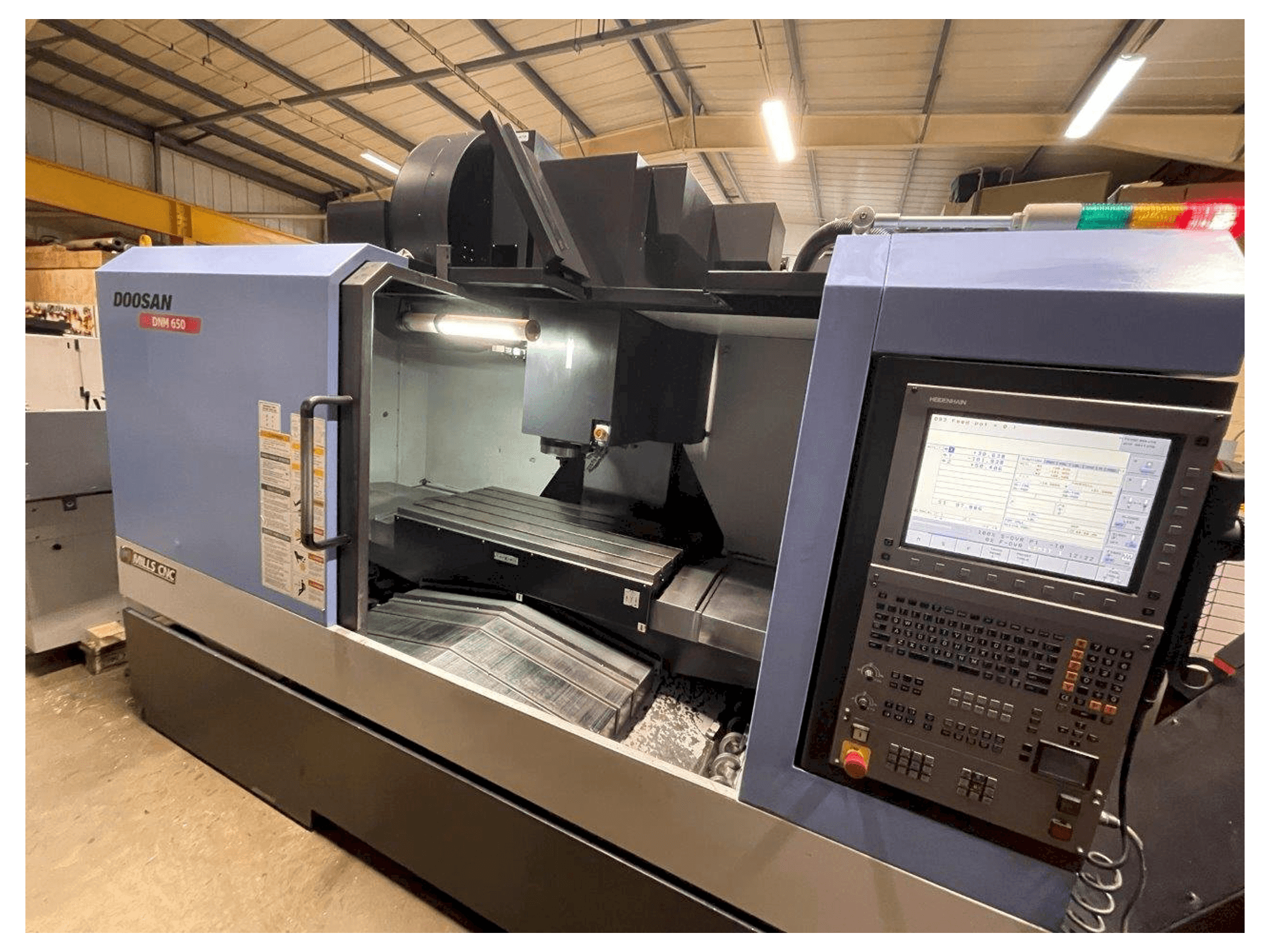 Čelní pohled na Doosan DNM650 stroj